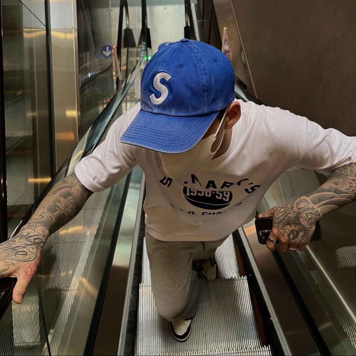 Jordan 1 x Travis Scott x Fragment Retro Low OG SP Military Blue, Supreme Pigment Print S Logo 6-Panel Royal - 20SS 착용 스타일 - 2