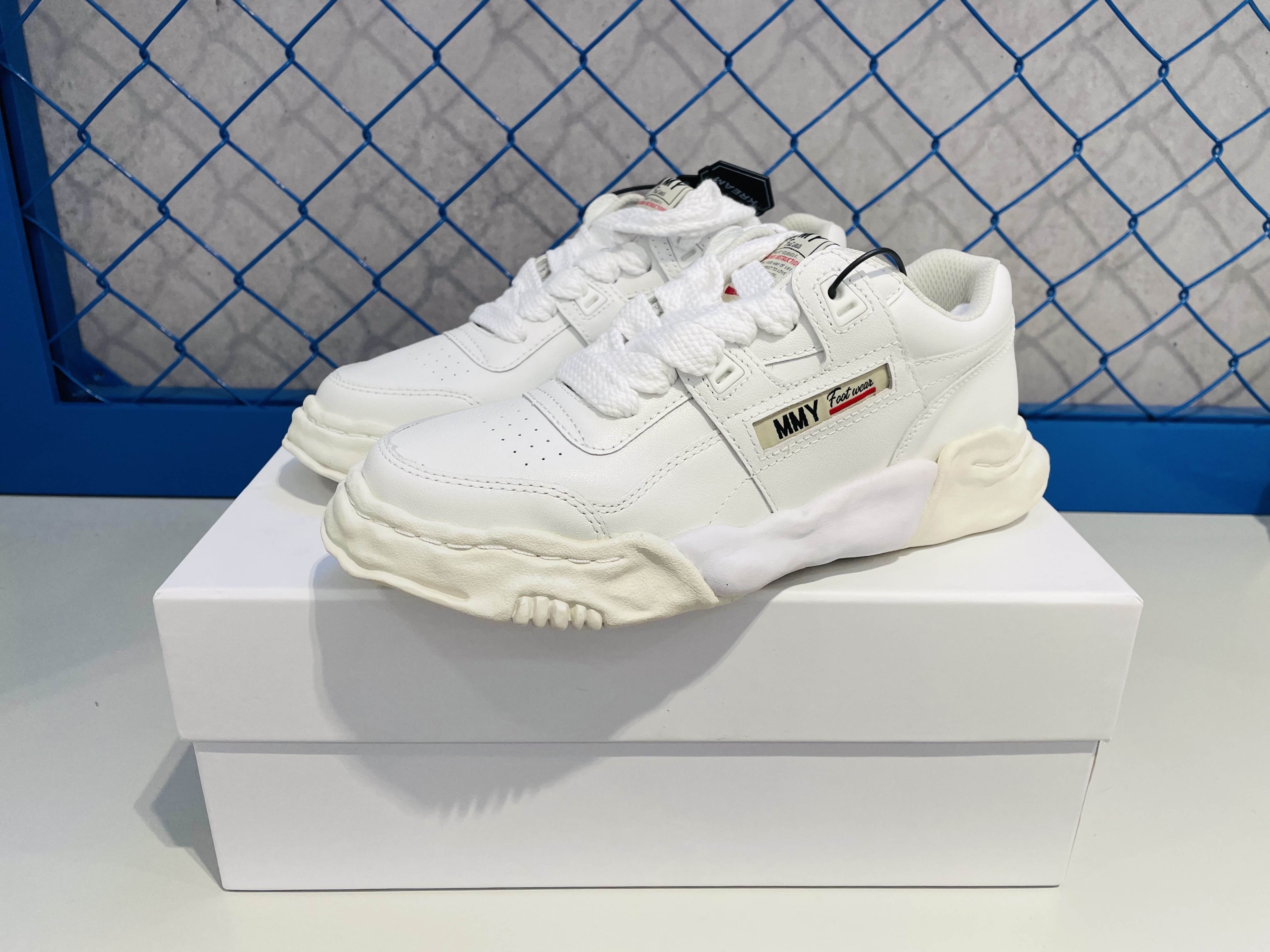 Maison Mihara Yasuhiro Parker OG Sole Leather Low-top Sneakers White 착용 스타일
