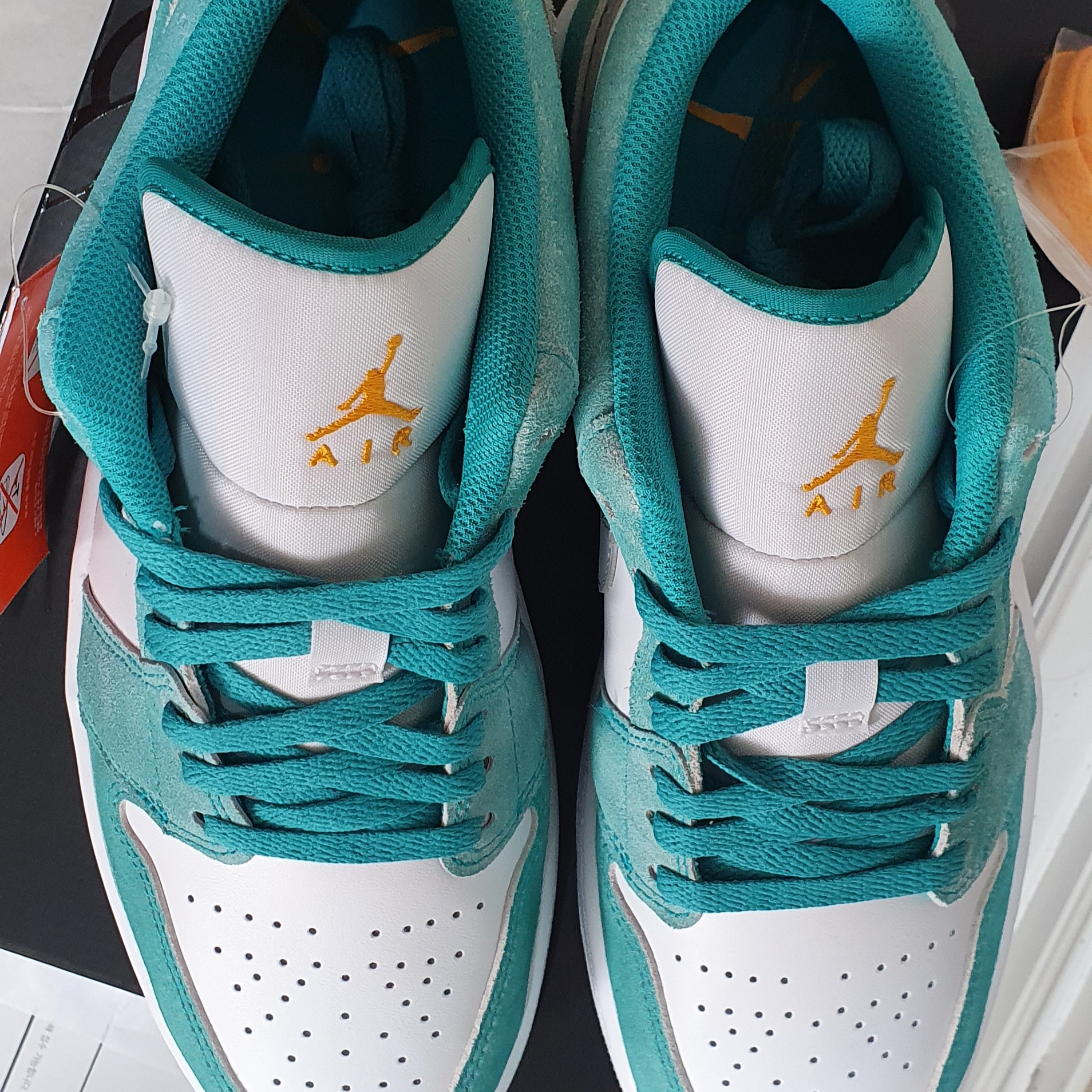 Jordan 1 Low SE New Emerald 착용 스타일 - 1