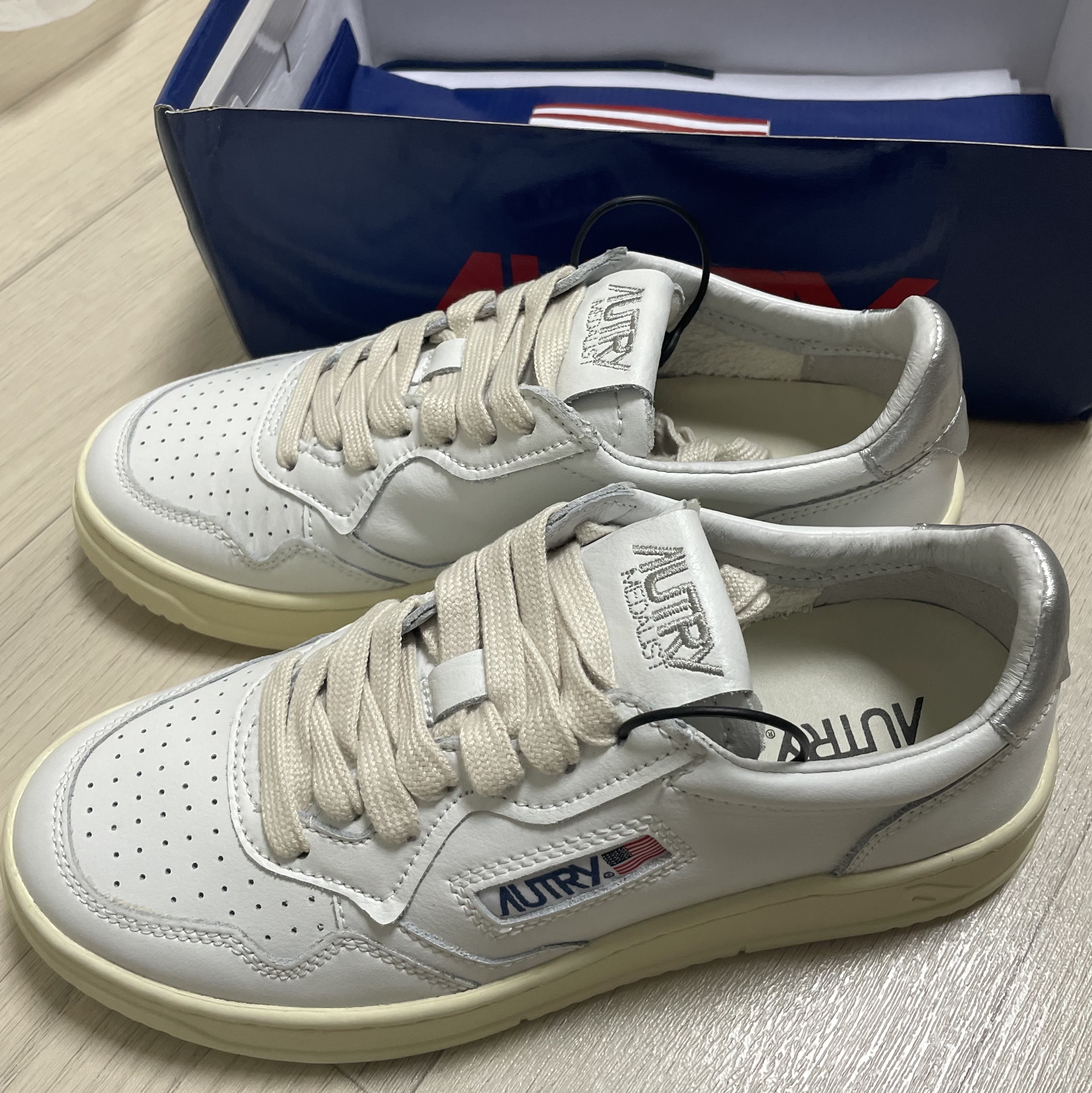 (W) Autry Medalist Low Leather Sneakers White Silver 착용 스타일 - 2