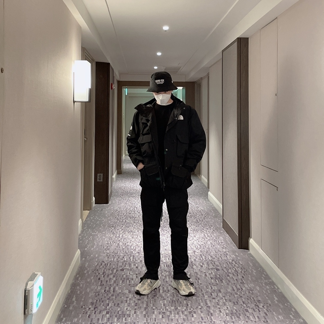 Supreme x The North Face Cargo Jacket Black - 20SS, Adidas Yeezy Boost 700 V2 Cream 착용 스타일