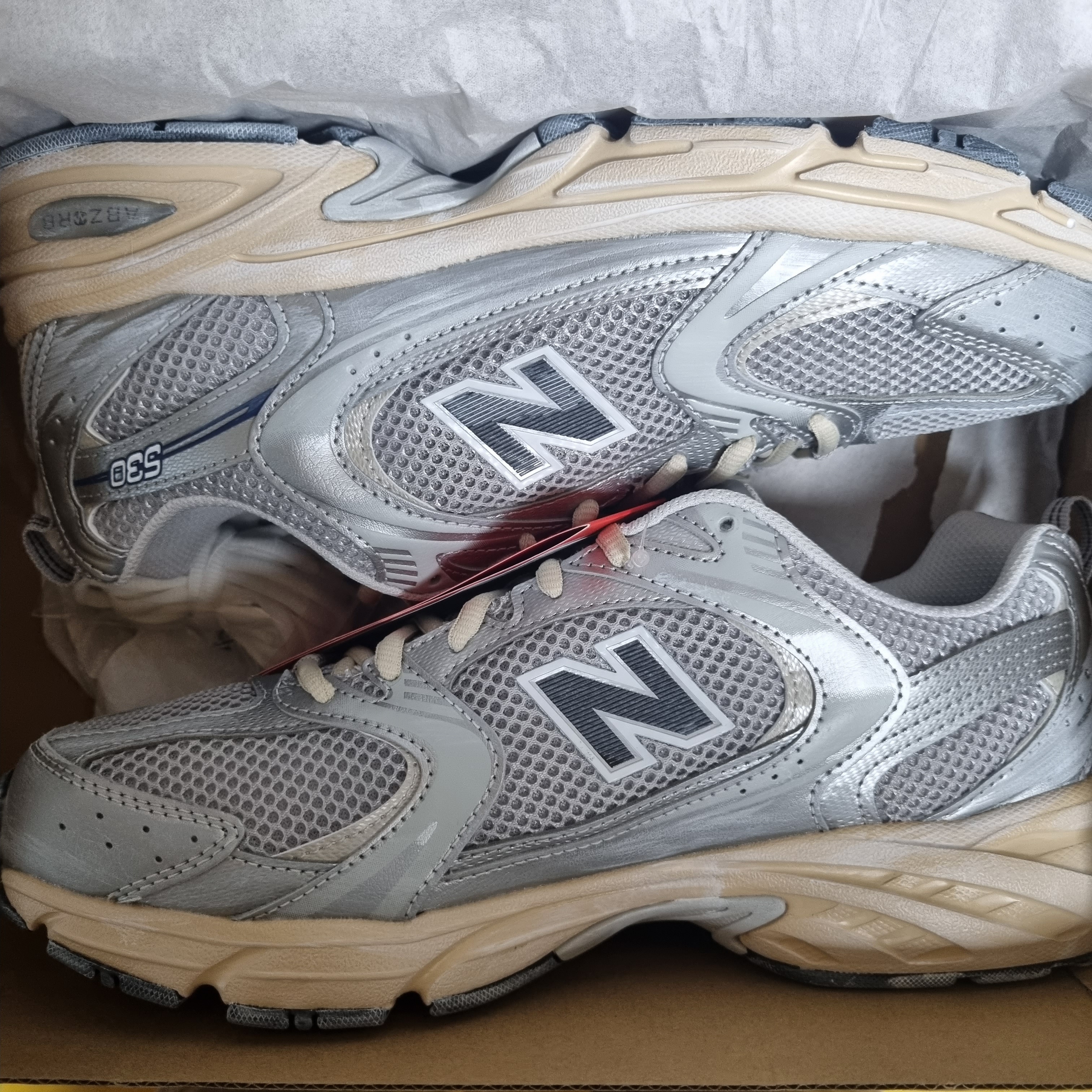New Balance 530 Vintage Metallic Silver 착용 스타일