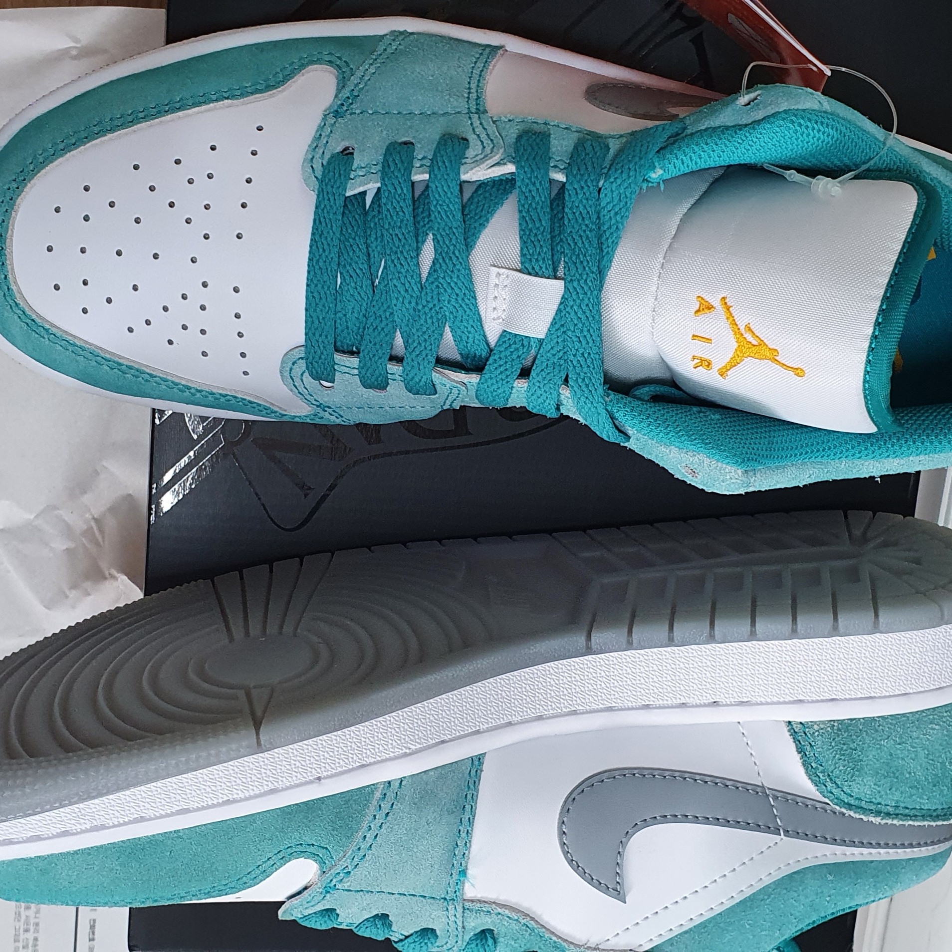 Jordan 1 Low SE New Emerald 착용 스타일 - 3