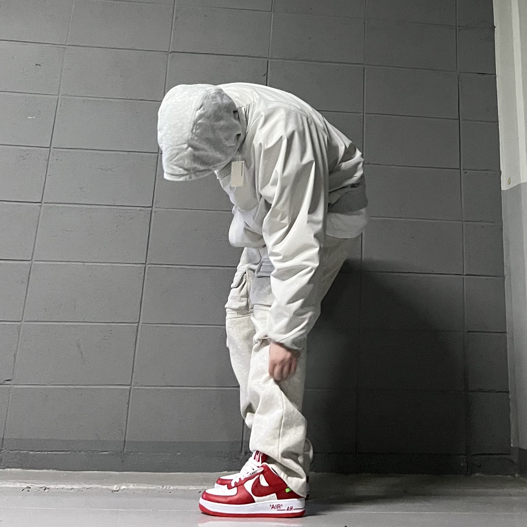 Louis Vuitton x Nike Air Force 1 Low by Virgil Abloh White Comet Red, Nike M NRG Hoodie Grey Heather 착용 스타일 - 1