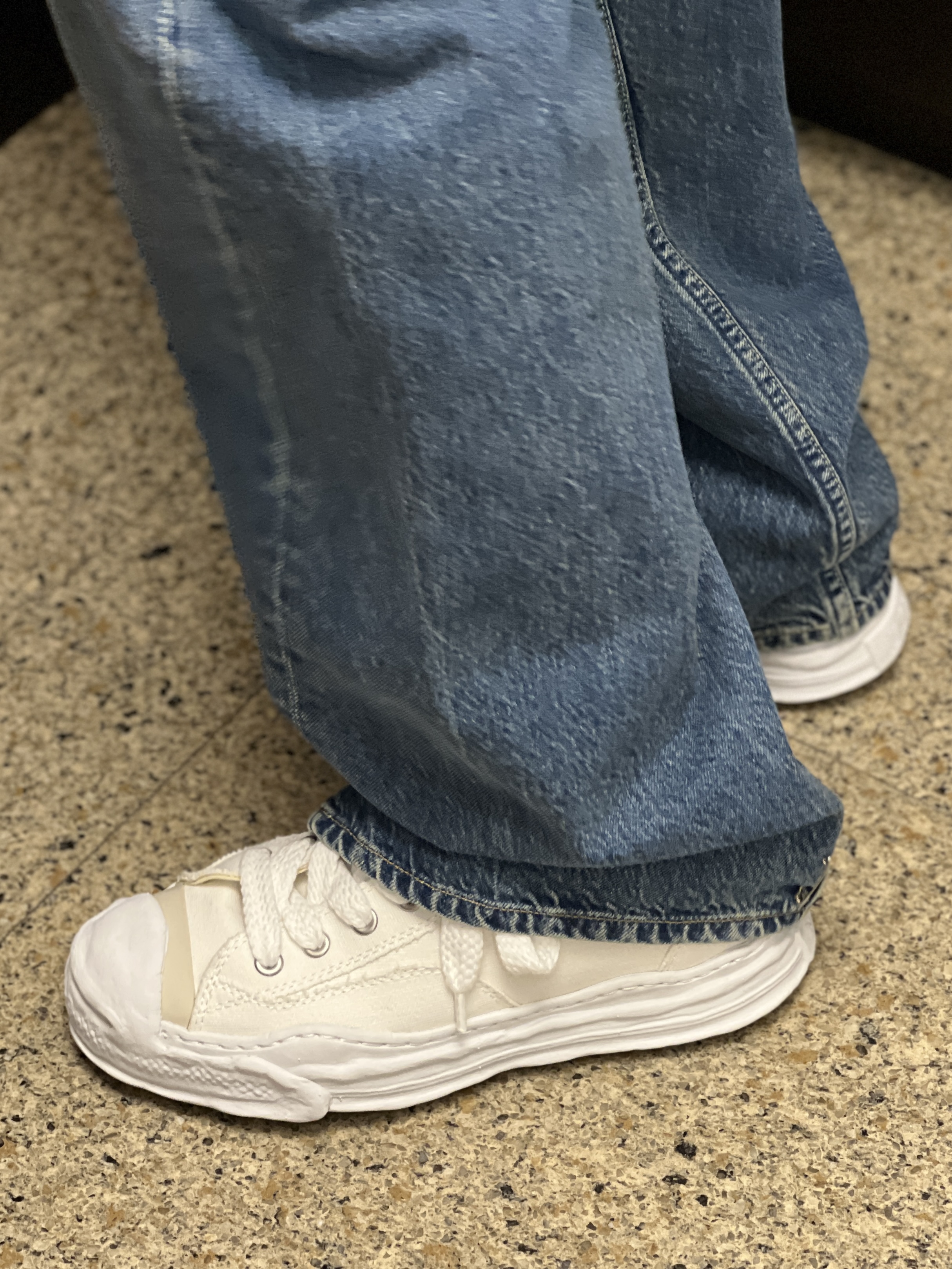 Maison Mihara Yasuhiro Hank OG Sole Canvas Low-top Sneakers White 착용 스타일 - 2