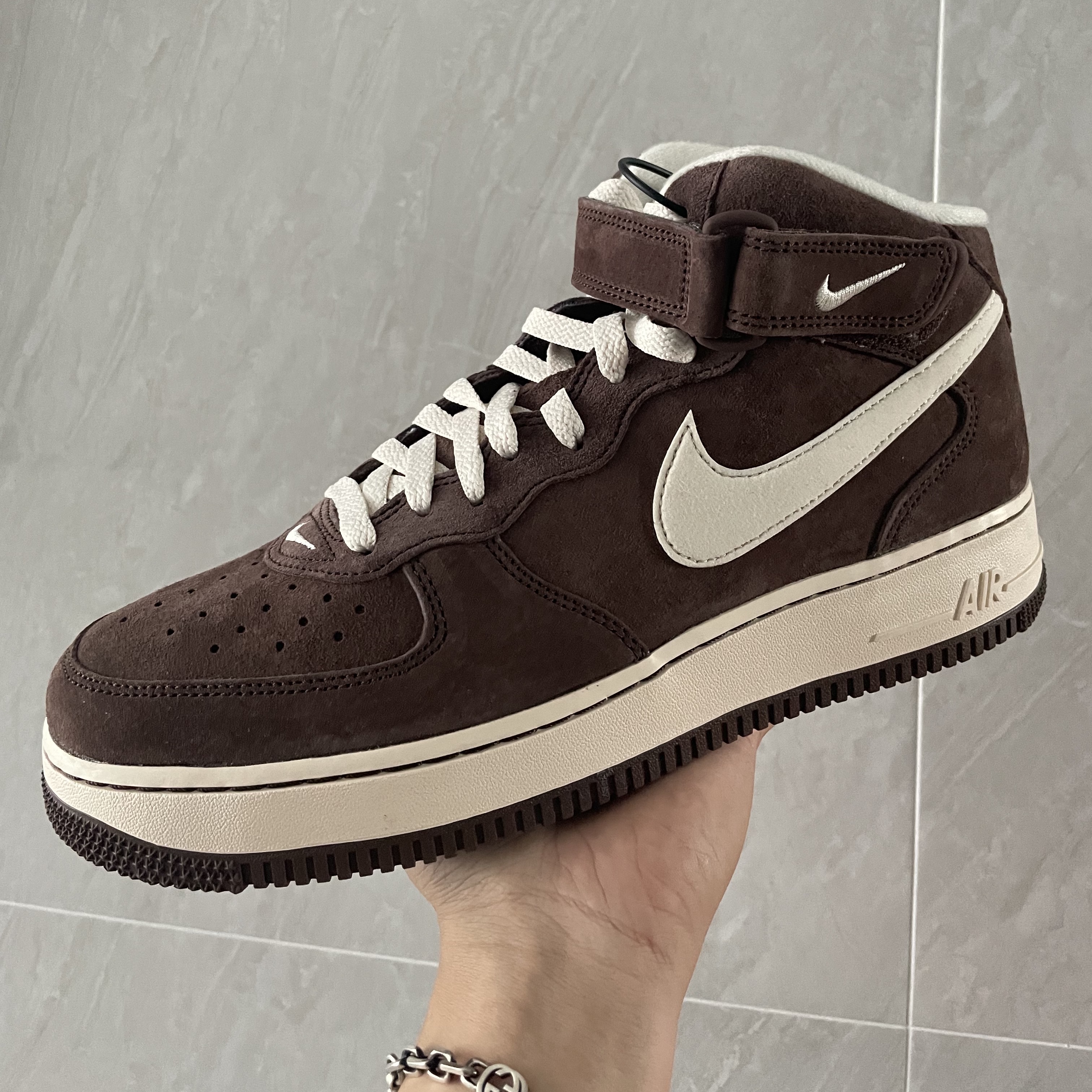 Nike Air Force 1 Mid '07 QS Chocolate 착용 스타일