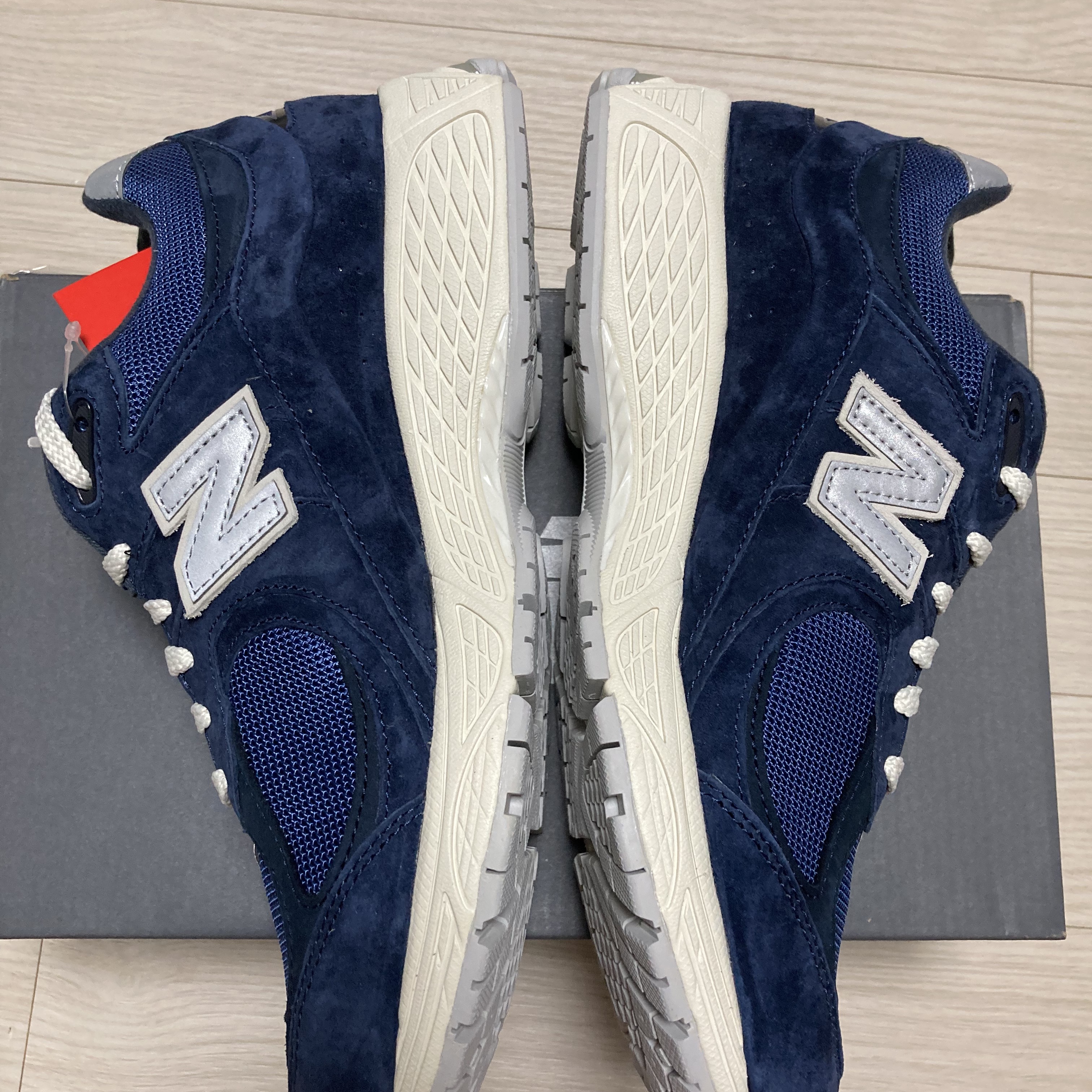 New Balance 2002R Special Vintage Navy 착용 스타일 - 4