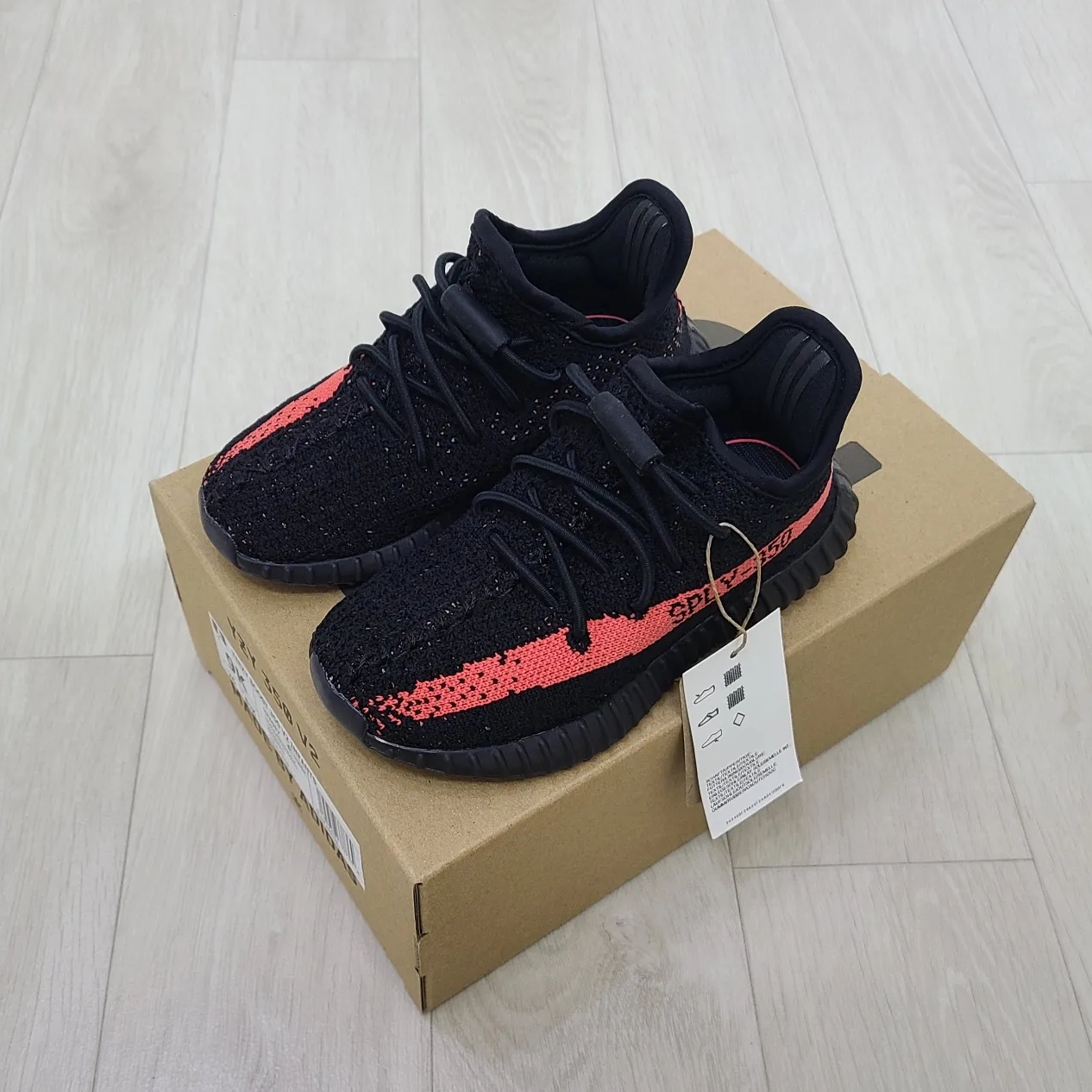 Adidas Yeezy Boost 350 V2 Core Black Red 2016, Adidas Yeezy Boost 350 V2 Core Black Red 2022/2023 착용 스타일 - 2
