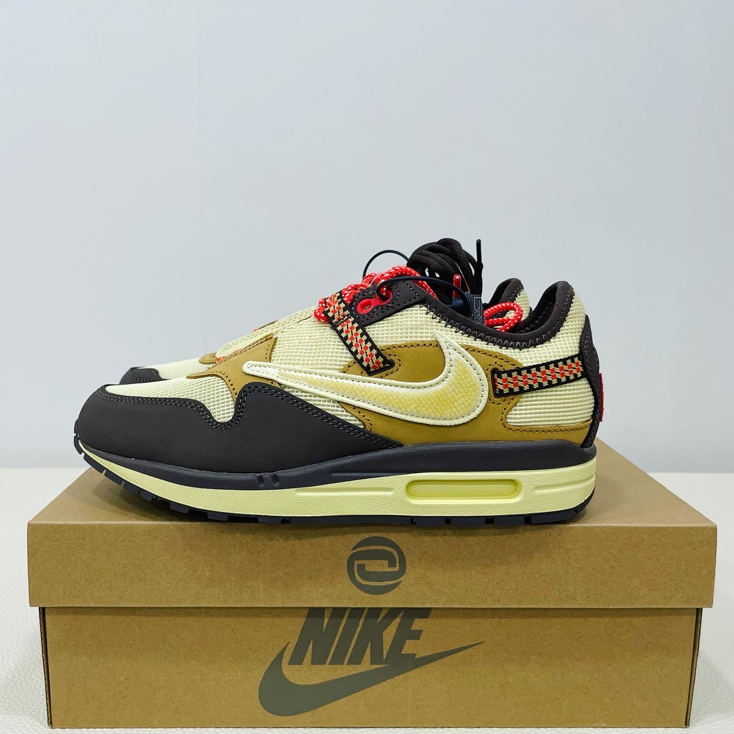 Nike x Travis Scott Air Max 1 Cact.us Brown 착용 스타일 - 2