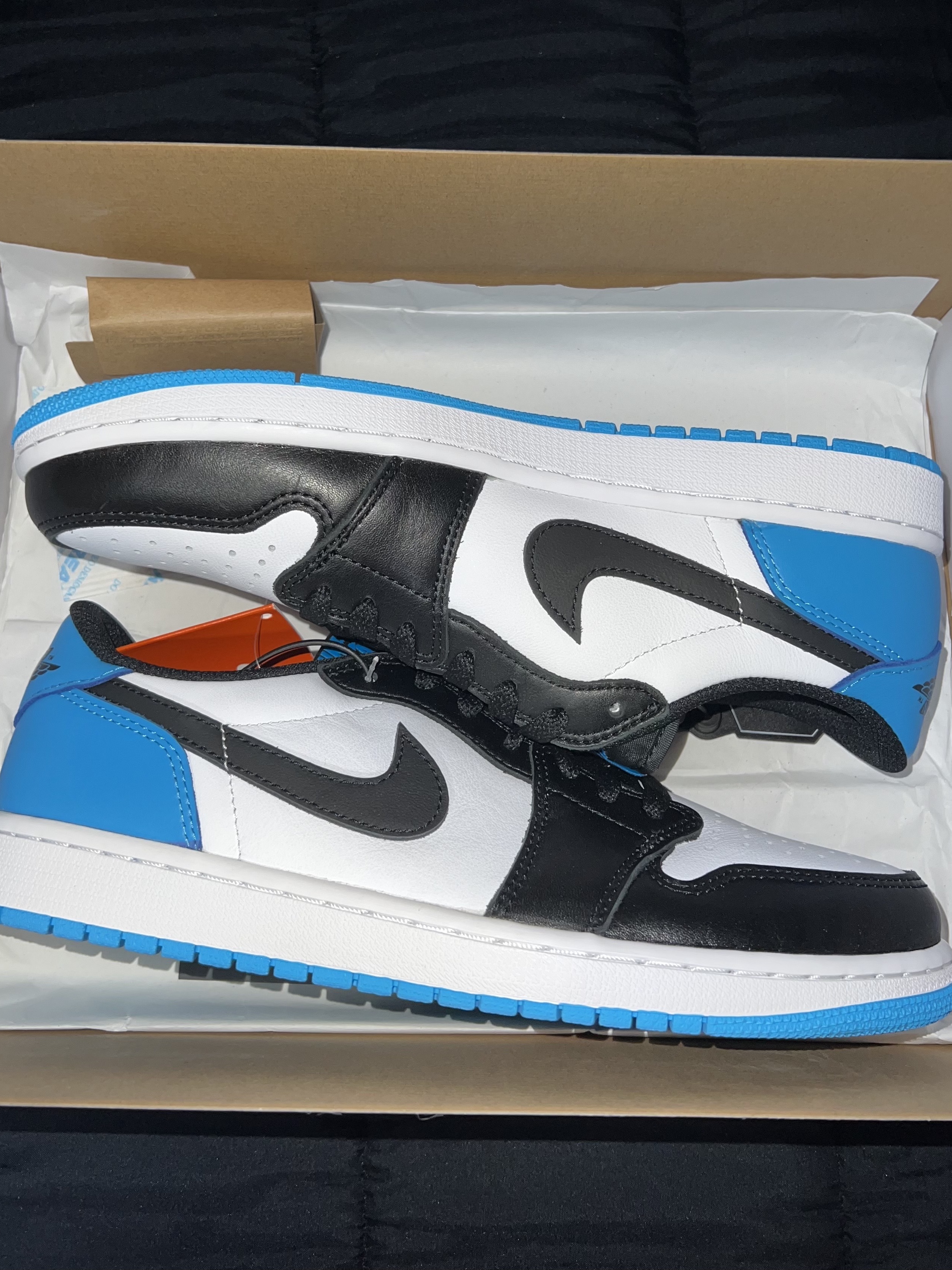 Jordan 1 Retro Low OG Black and Dark Powder Blue 착용 스타일 - 2