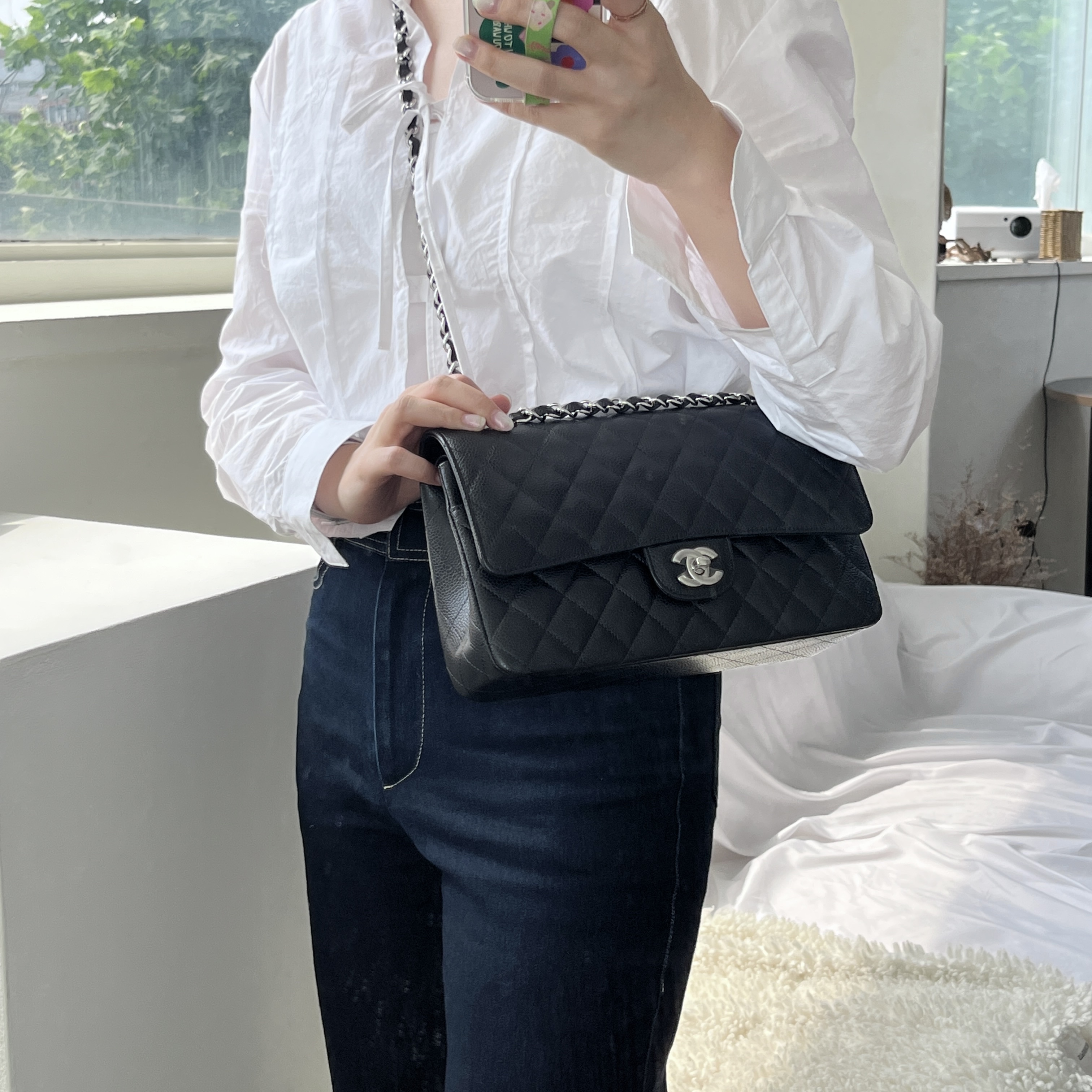 Chanel Medium Classic Handbag Grained Calfskin & Silver Black 착용 스타일 - 2