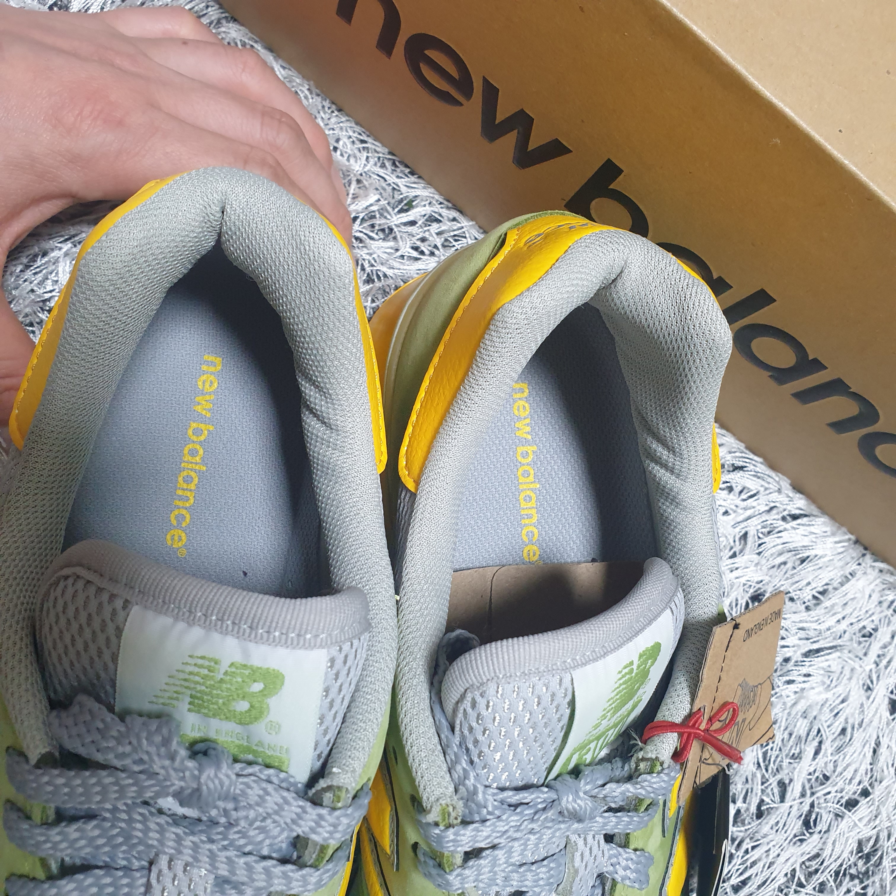 New Balance 1300 Made in UK Green Yellow 착용 스타일 - 4