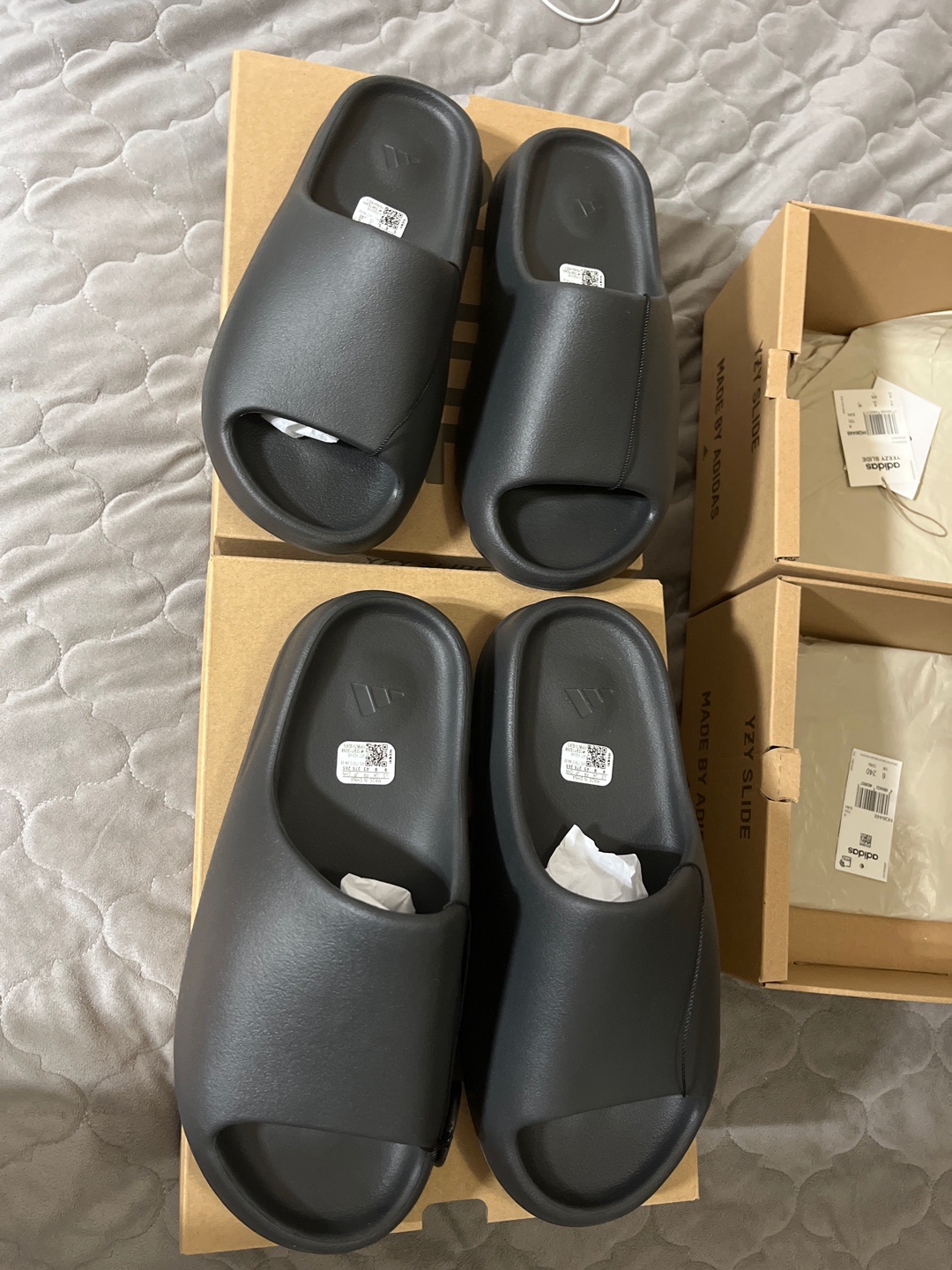 Adidas Yeezy Slide Onyx 착용 스타일