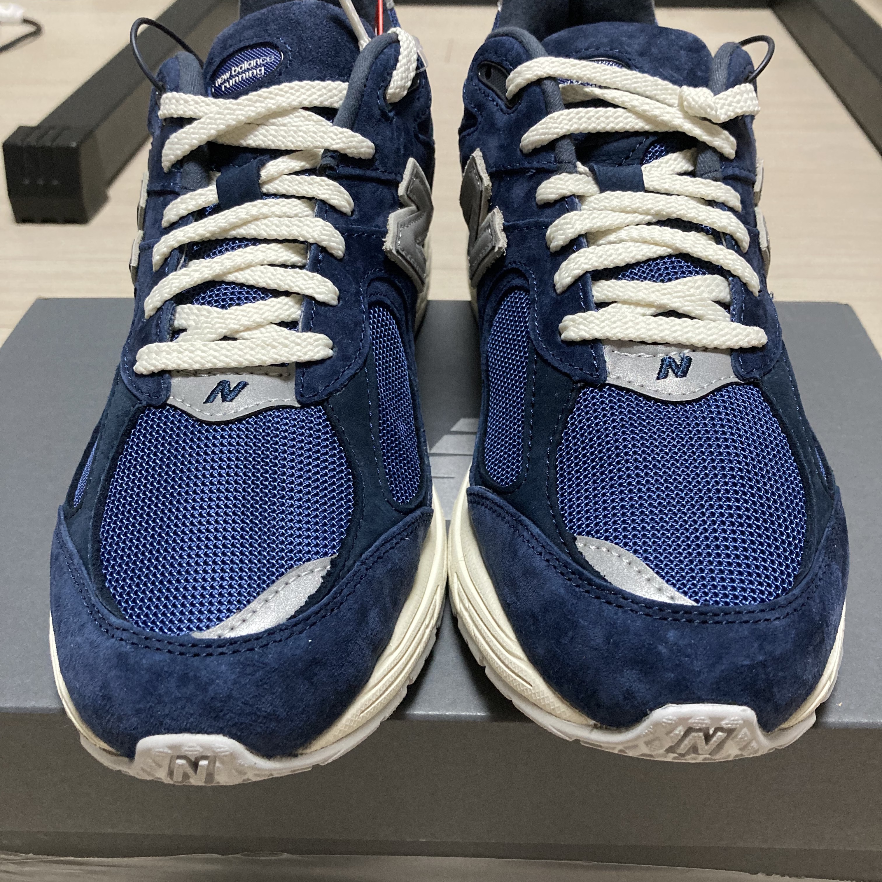New Balance 2002R Special Vintage Navy 착용 스타일 - 1