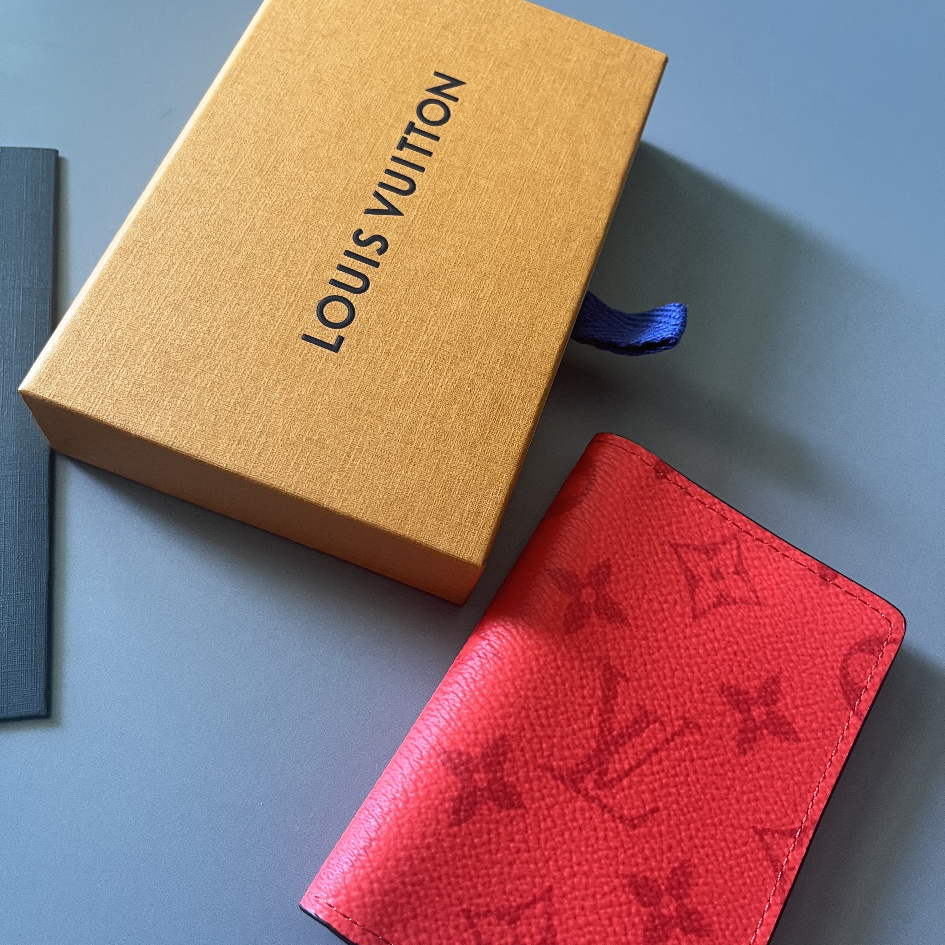 Louis Vuitton Pocket Organizer Fiery Red 착용 스타일 - 1