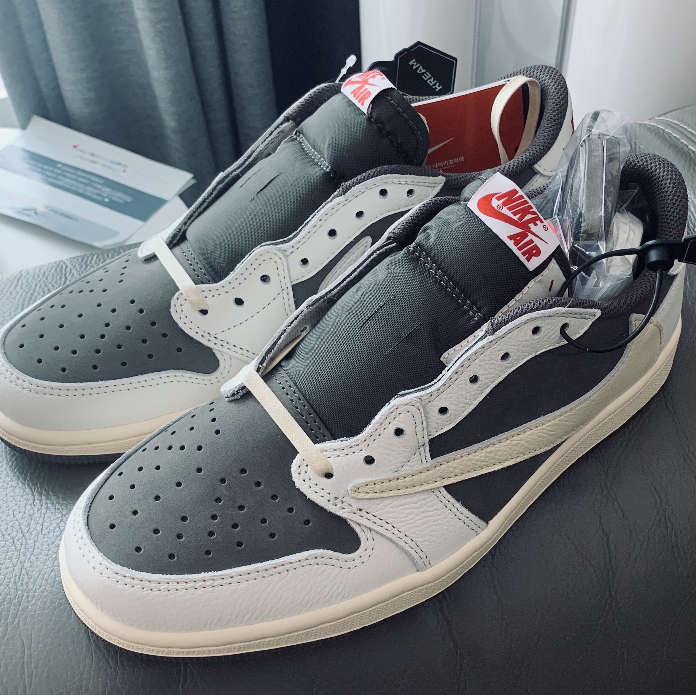 Jordan 1 x Travis Scott Retro Low OG SP Sail and Ridgerock 착용 스타일