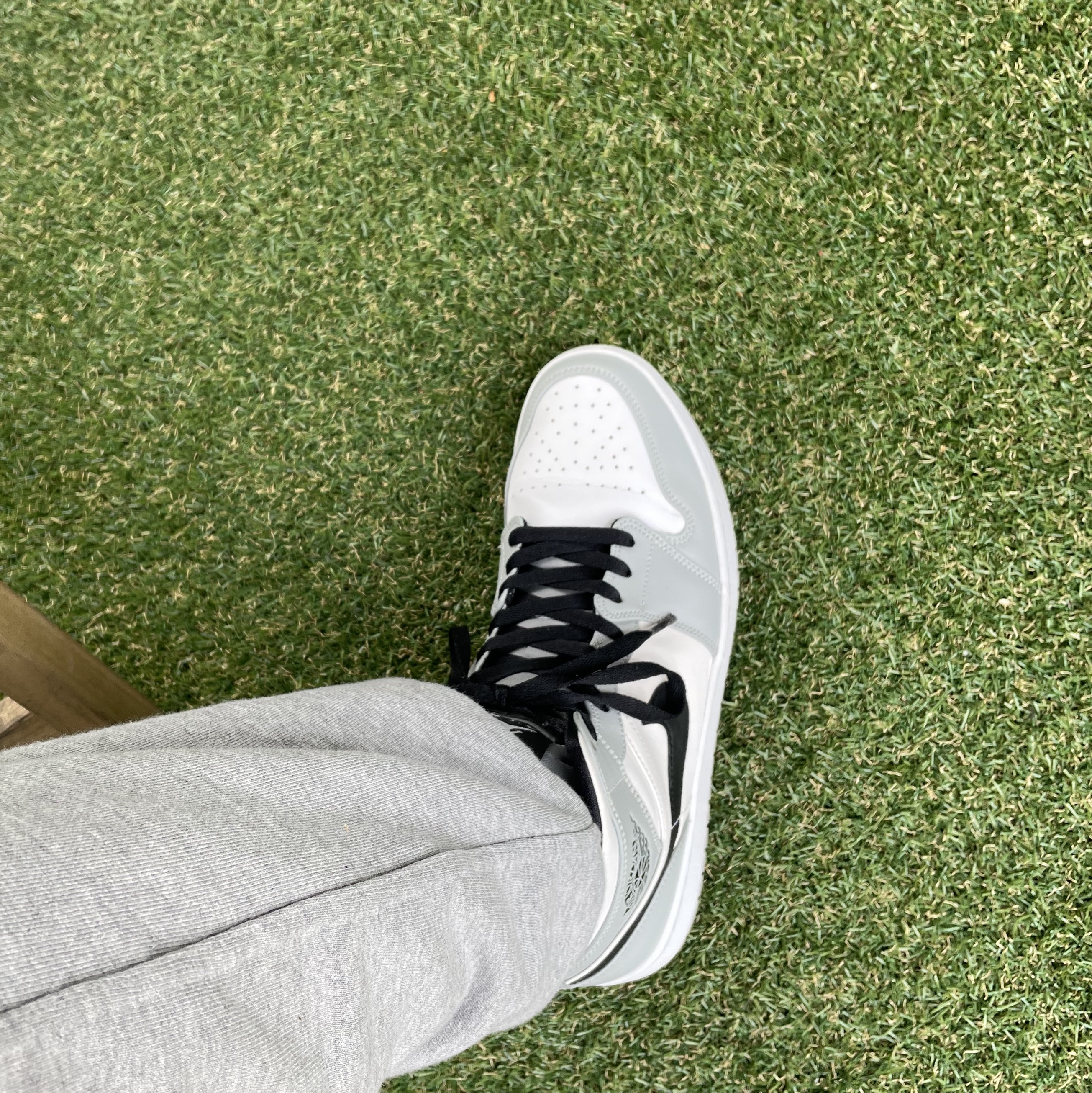 Jordan 1 Mid Light Smoke Grey 착용 스타일