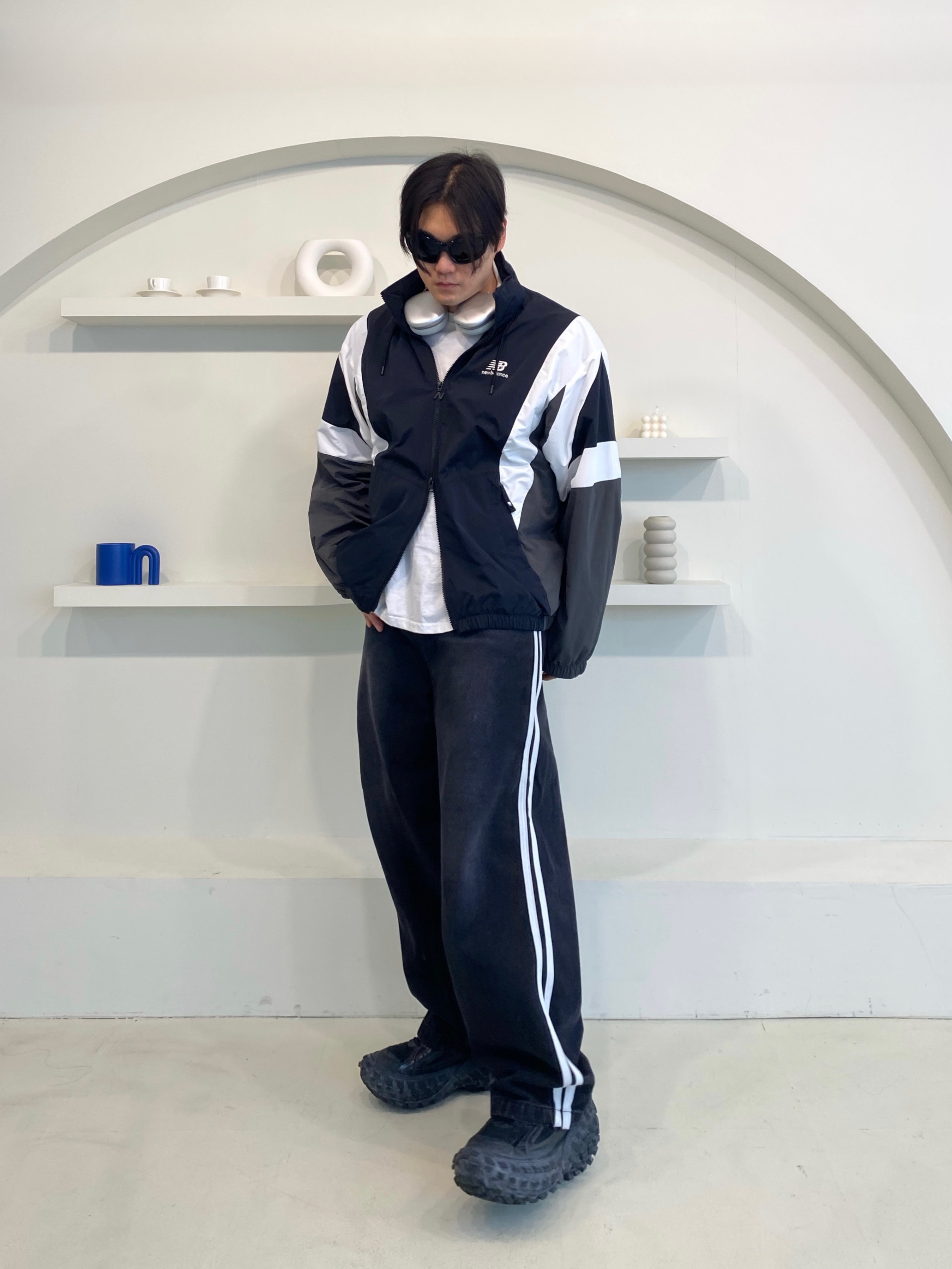 Balenciaga Defender Sneakers Black, Apple AirPods Max Lightning Silver (Korean Ver.) 착용 스타일 - 2