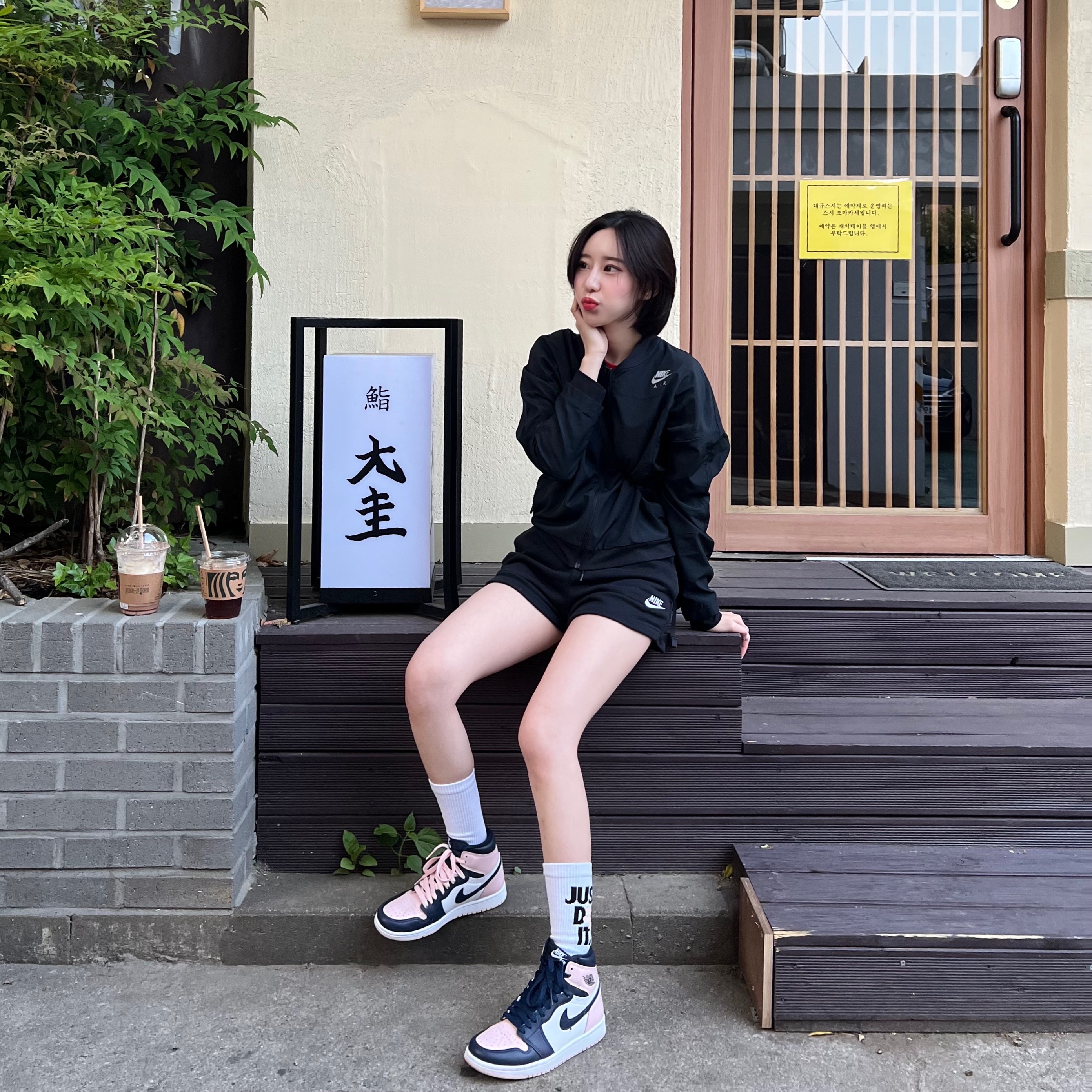 (W) Jordan 1 Retro High OG Atmosphere 착용 스타일 - 1