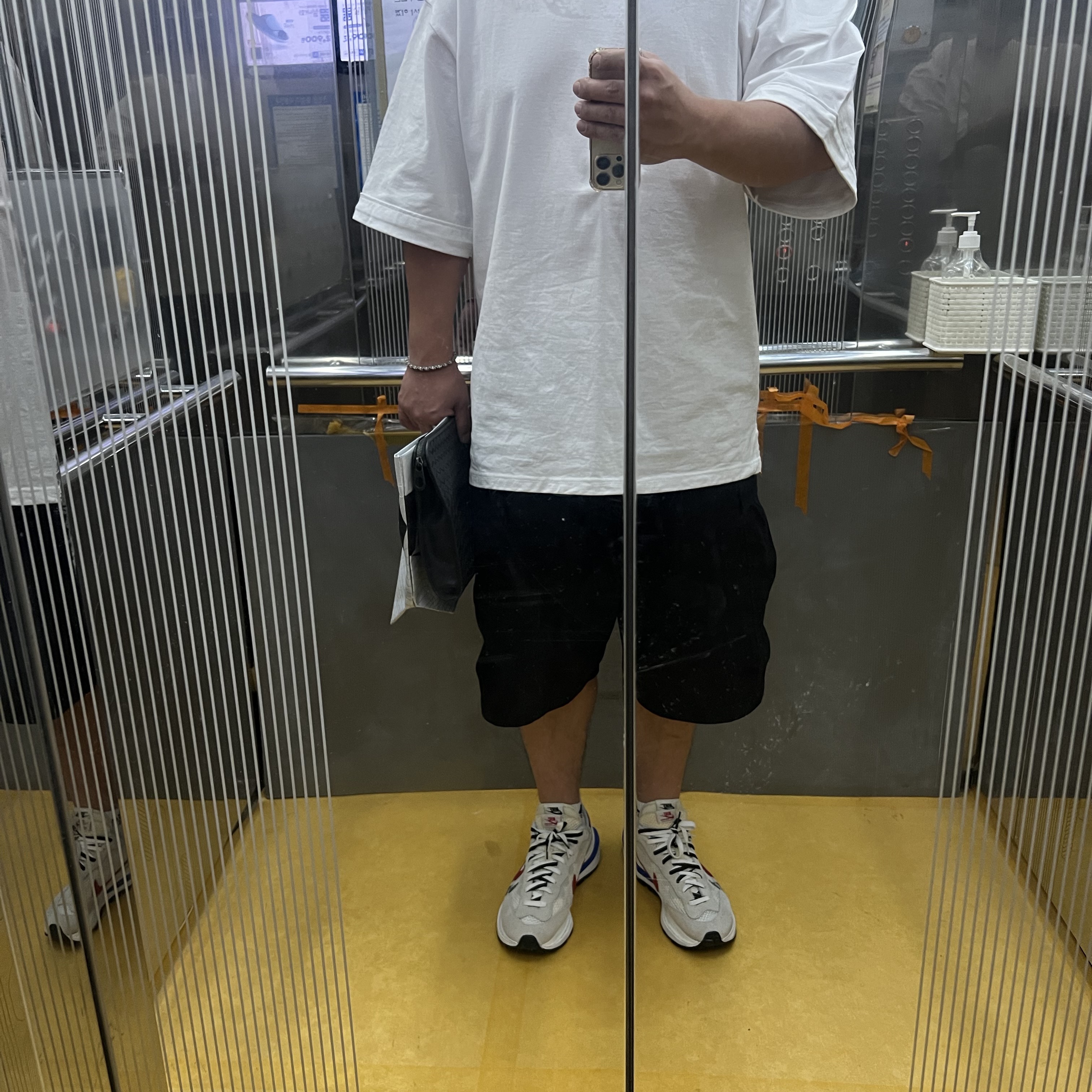 Nike x Sacai VaporWaffle Royal Fuchsia, Bottega Veneta Document Case Black 착용 스타일