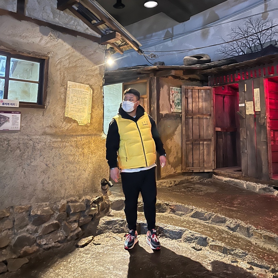 IAB Studio x LMC Yellow & Black Reversible Down Vest, AMI de Coeur Hoodie Black White 착용 스타일