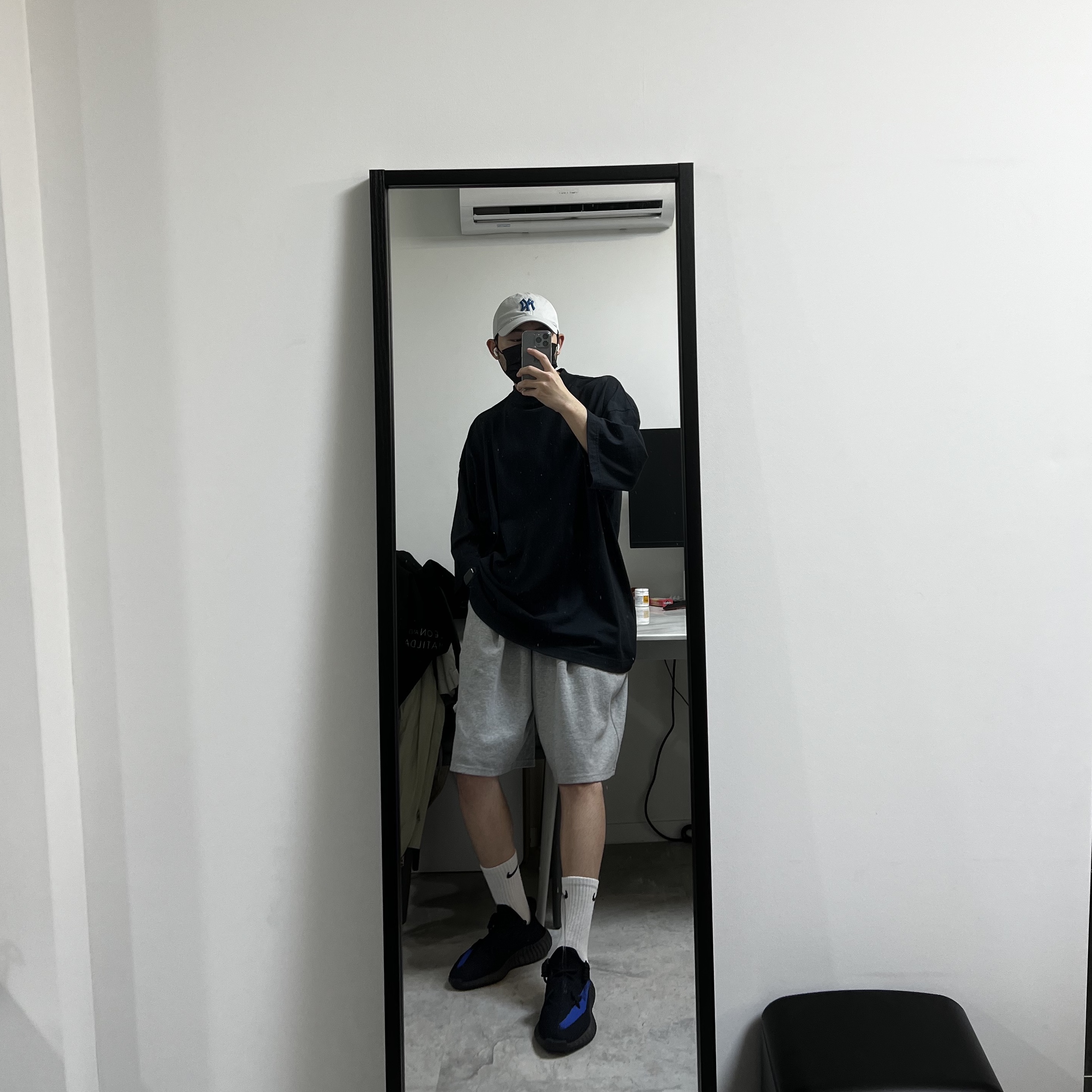 Yeezy Gap Engineered By Balenciaga Dove 3/4 Sleeve T-Shirt Black, Adidas Yeezy Boost 350 V2 Dazzling Blue 착용 스타일 - 2