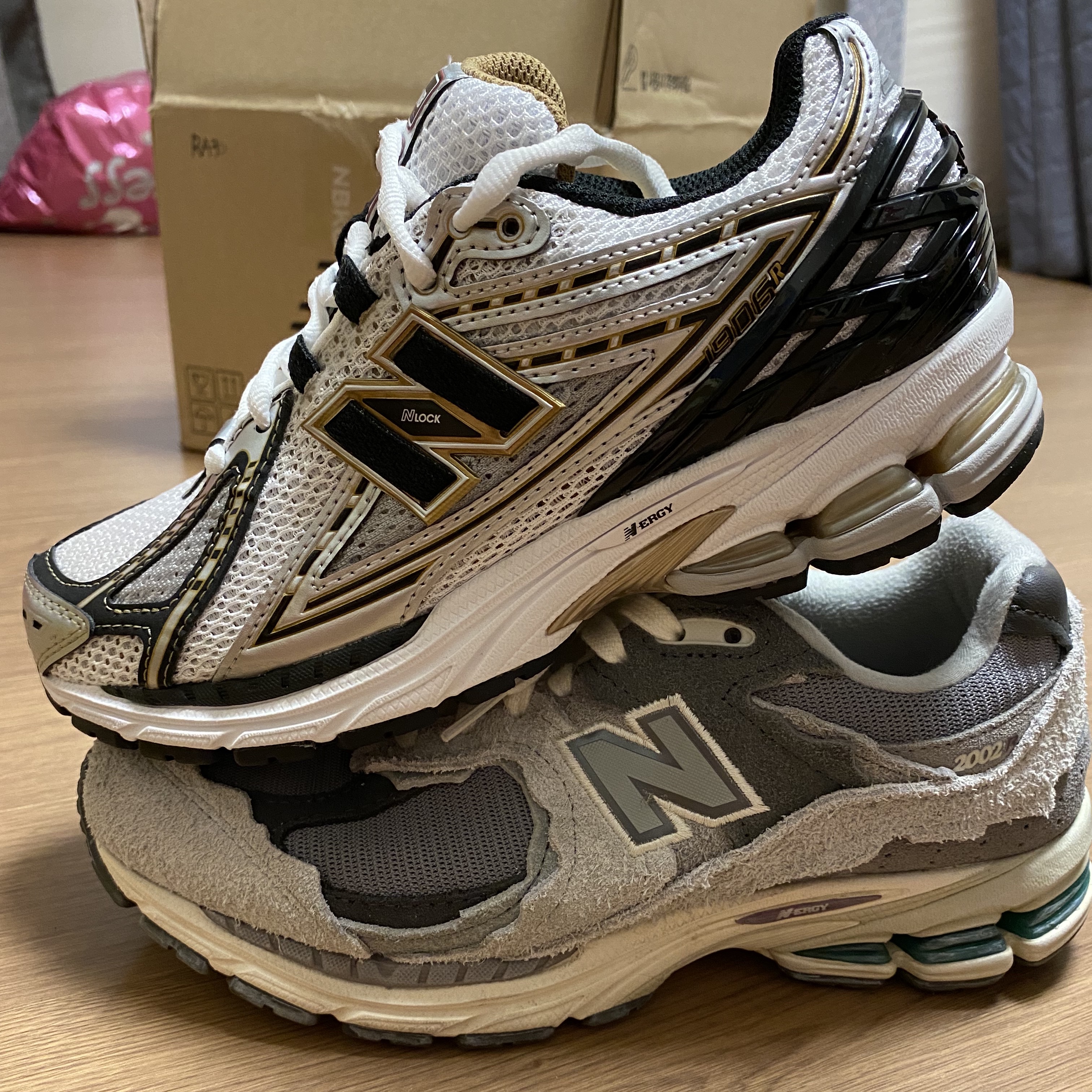 New Balance 2002R Protection Pack Rain Cloud, New Balance 1906R White Gold 착용 스타일 - 1