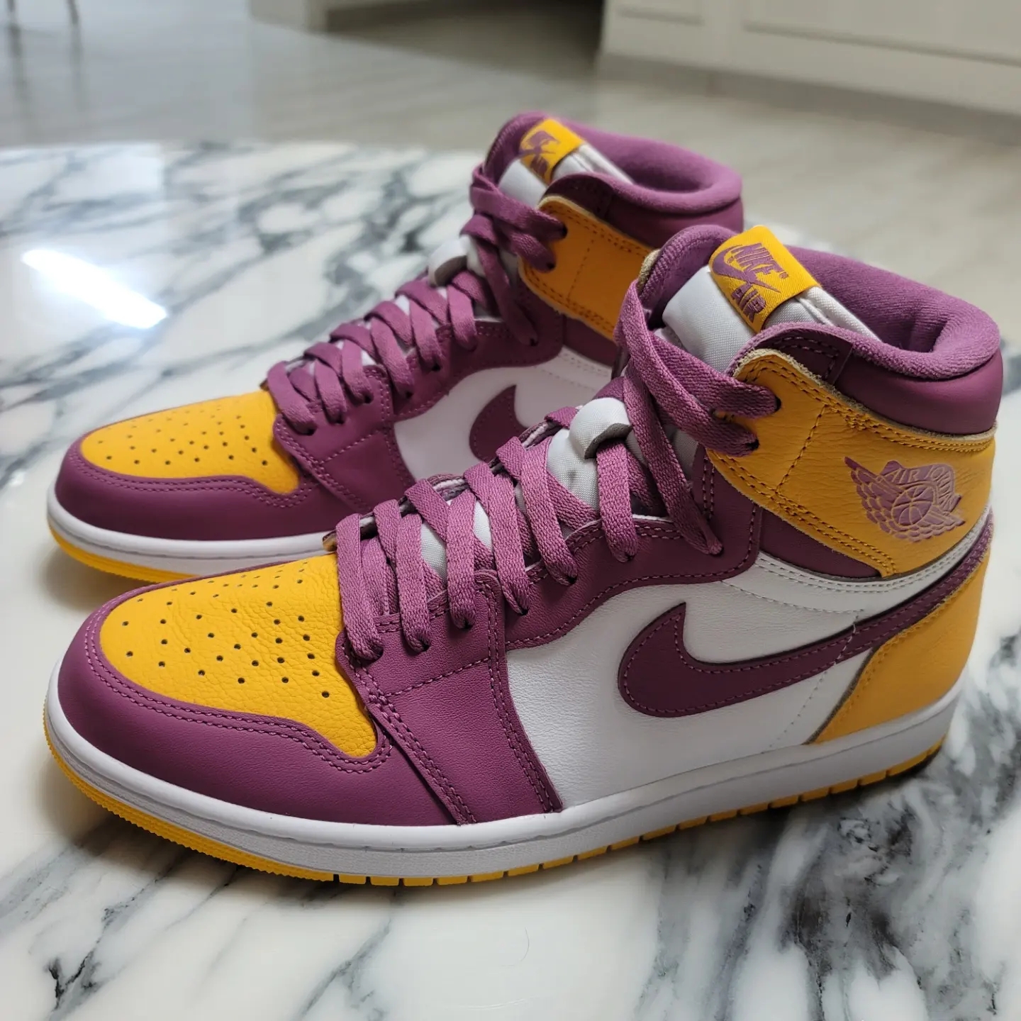 Jordan 1 Retro High OG Taxi, Jordan 1 Retro High OG University Gold Light Bordeaux 착용 스타일 - 2