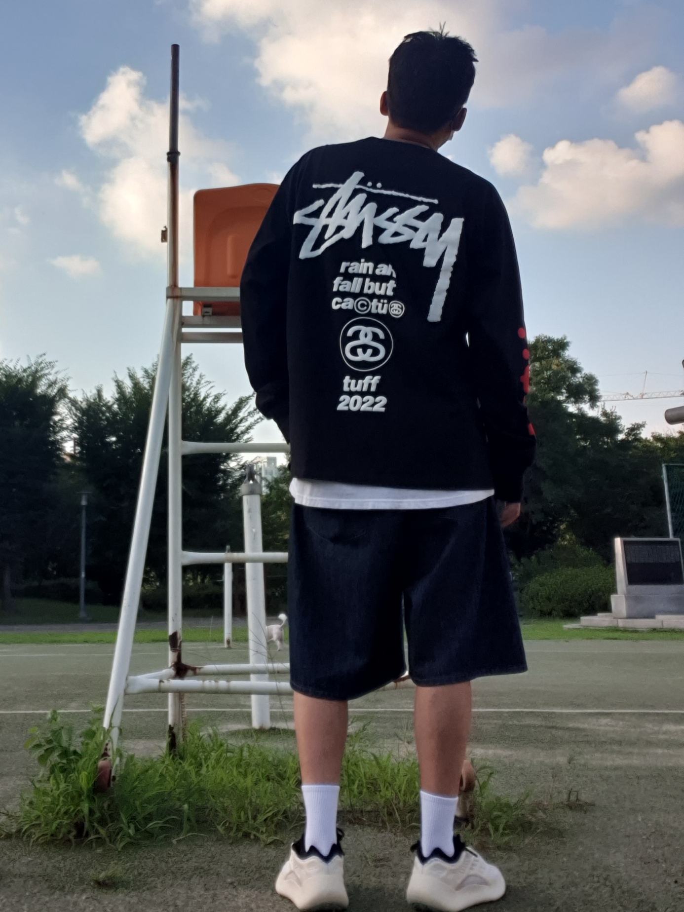 Adidas Yeezy 700 V3 Azael 2022/2023, Stussy x Cactus Plant Flea Market Sport LS T-Shirt Black 착용 스타일 - 1