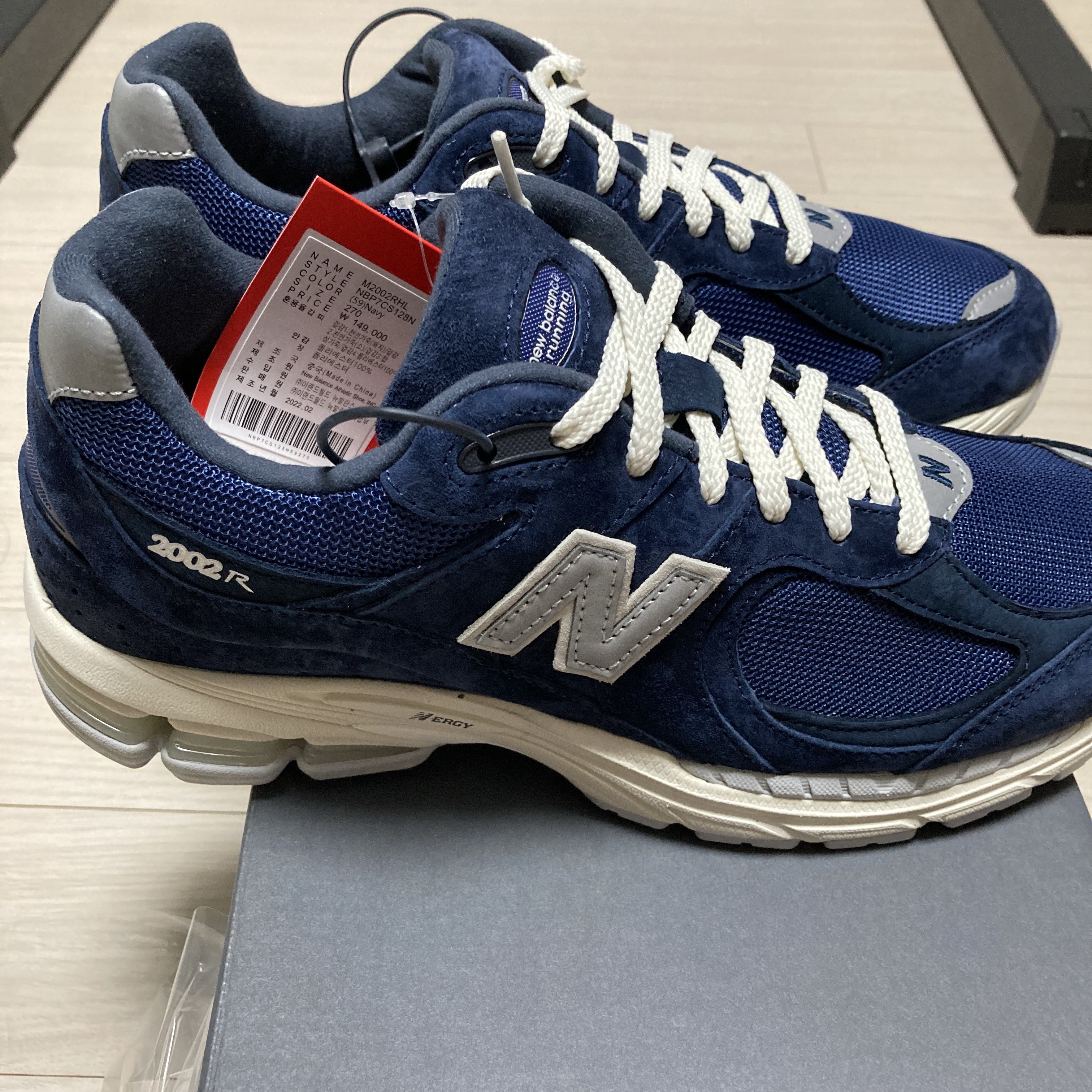 New Balance 2002R Special Vintage Navy 착용 스타일 - 2
