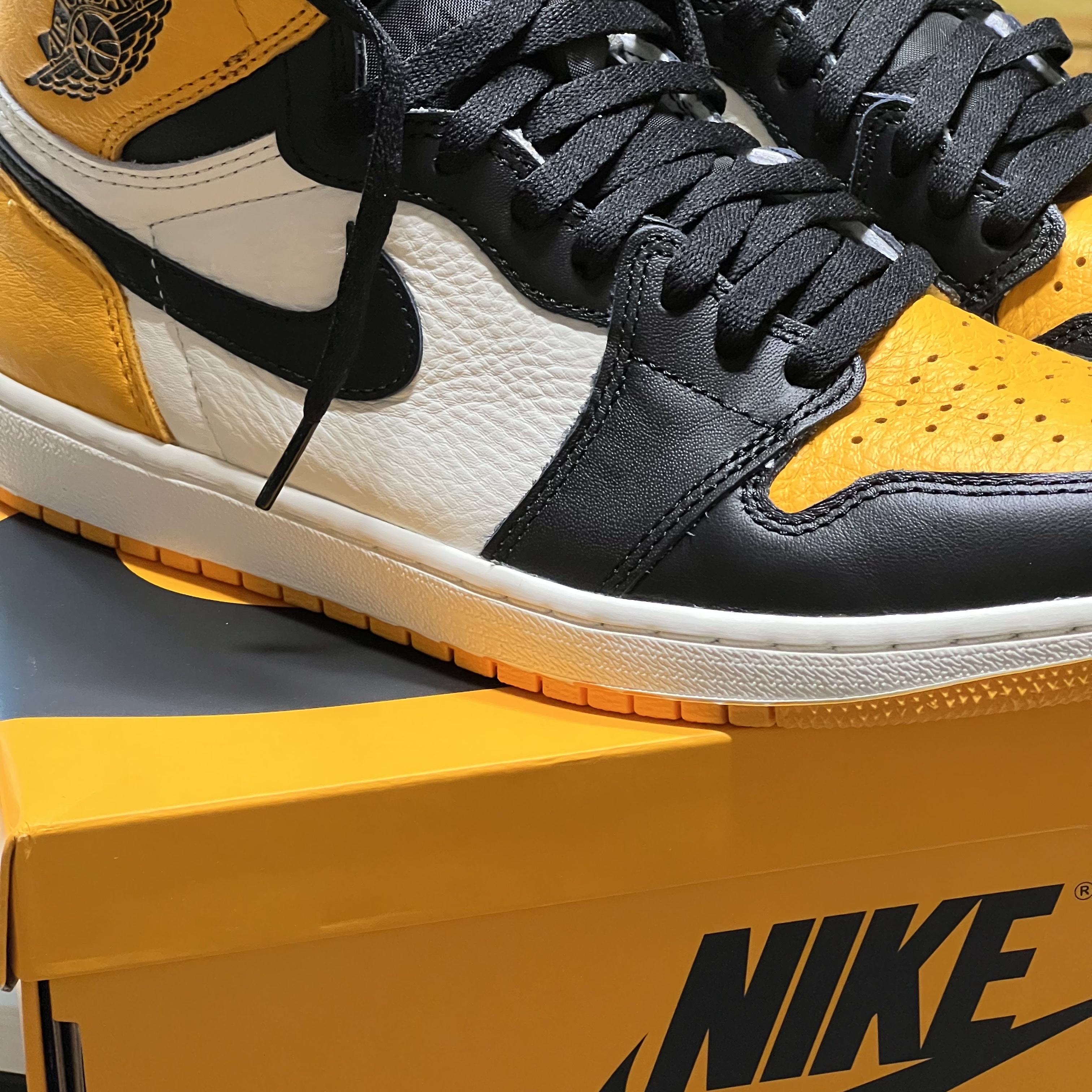 Jordan 1 Low Hyper Royal, Jordan 1 Retro High OG Volt 착용 스타일 - 2