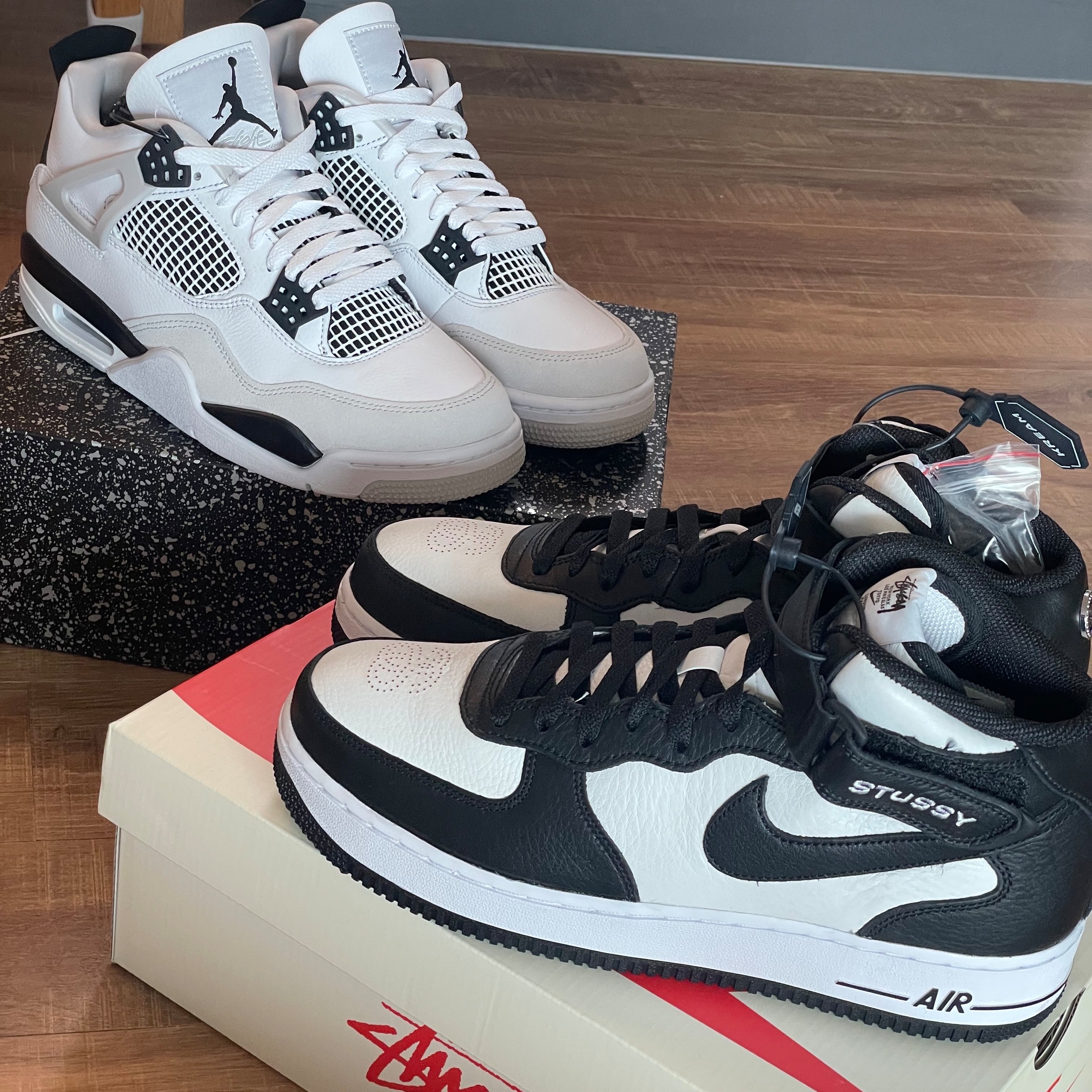Jordan 4 Retro White and Black, Nike x Stussy Air Force 1 '07 Mid SP Black and Light Bone 착용 스타일