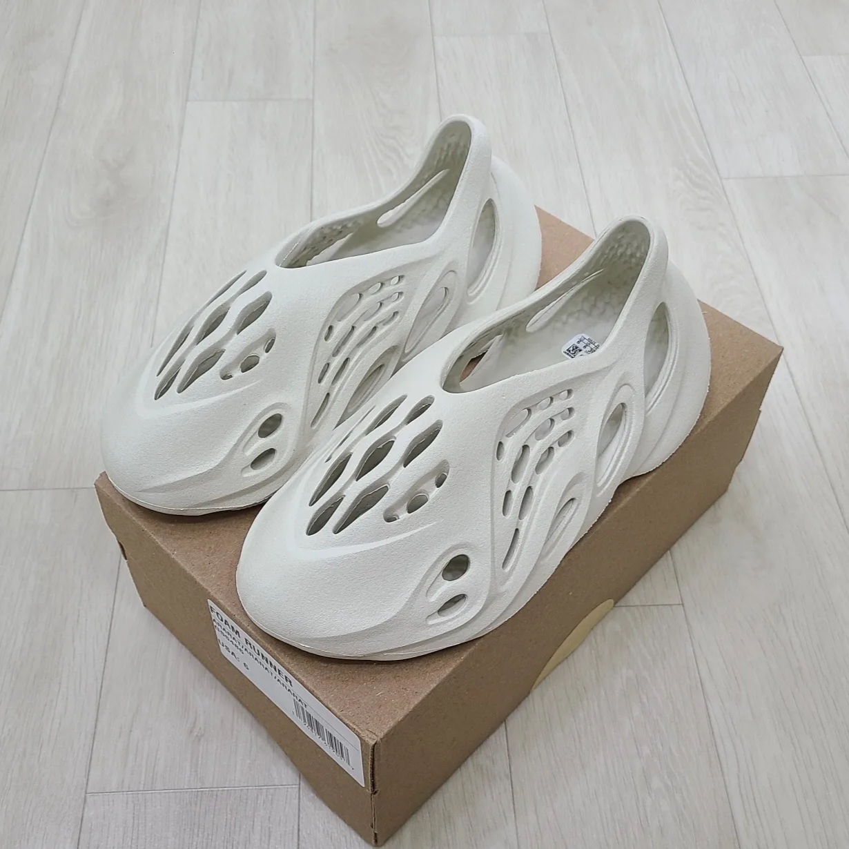 Adidas Yeezy Foam RNNR Ararat 착용 스타일 - 2