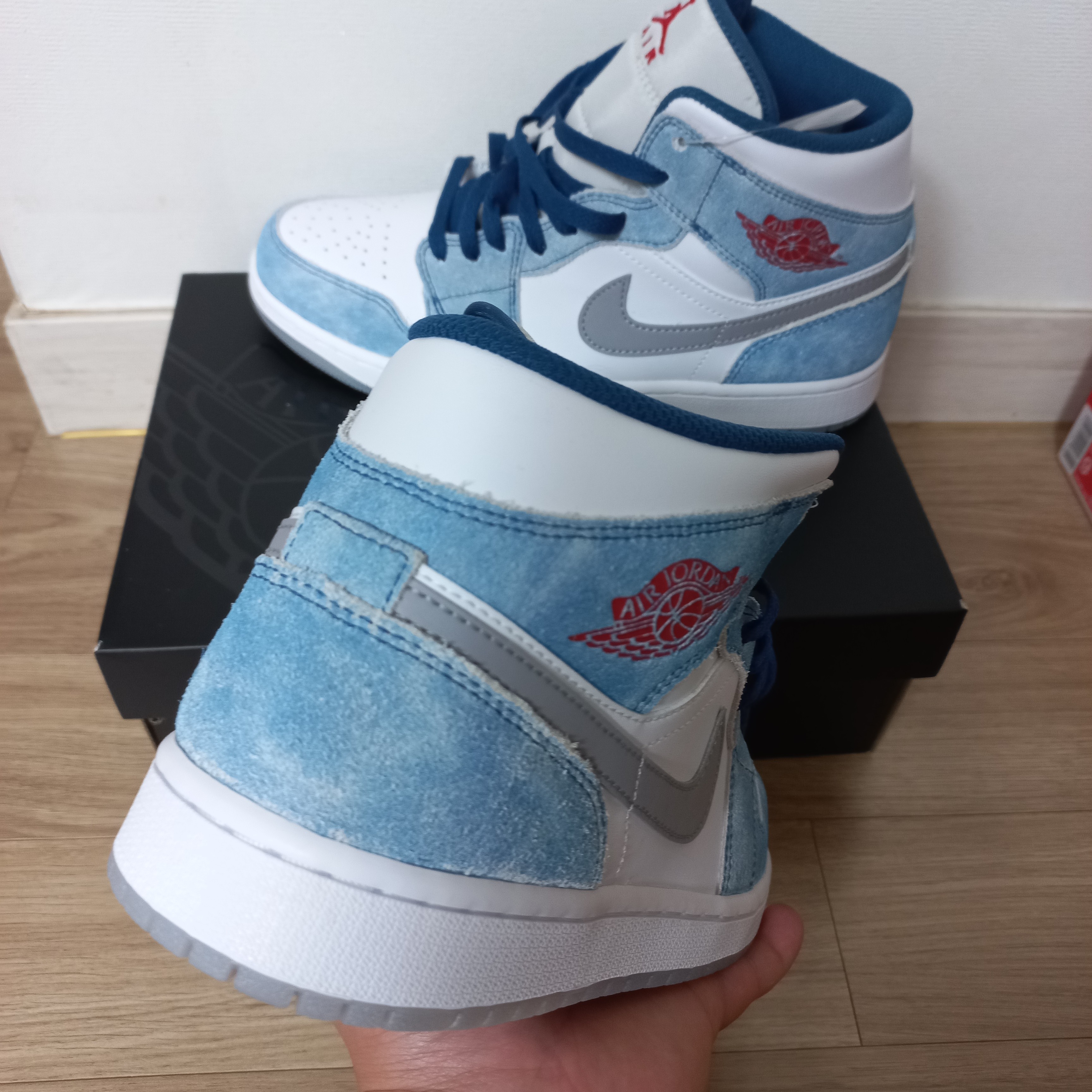 Jordan 1 Mid SE French Blue Fire Red 착용 스타일 - 2
