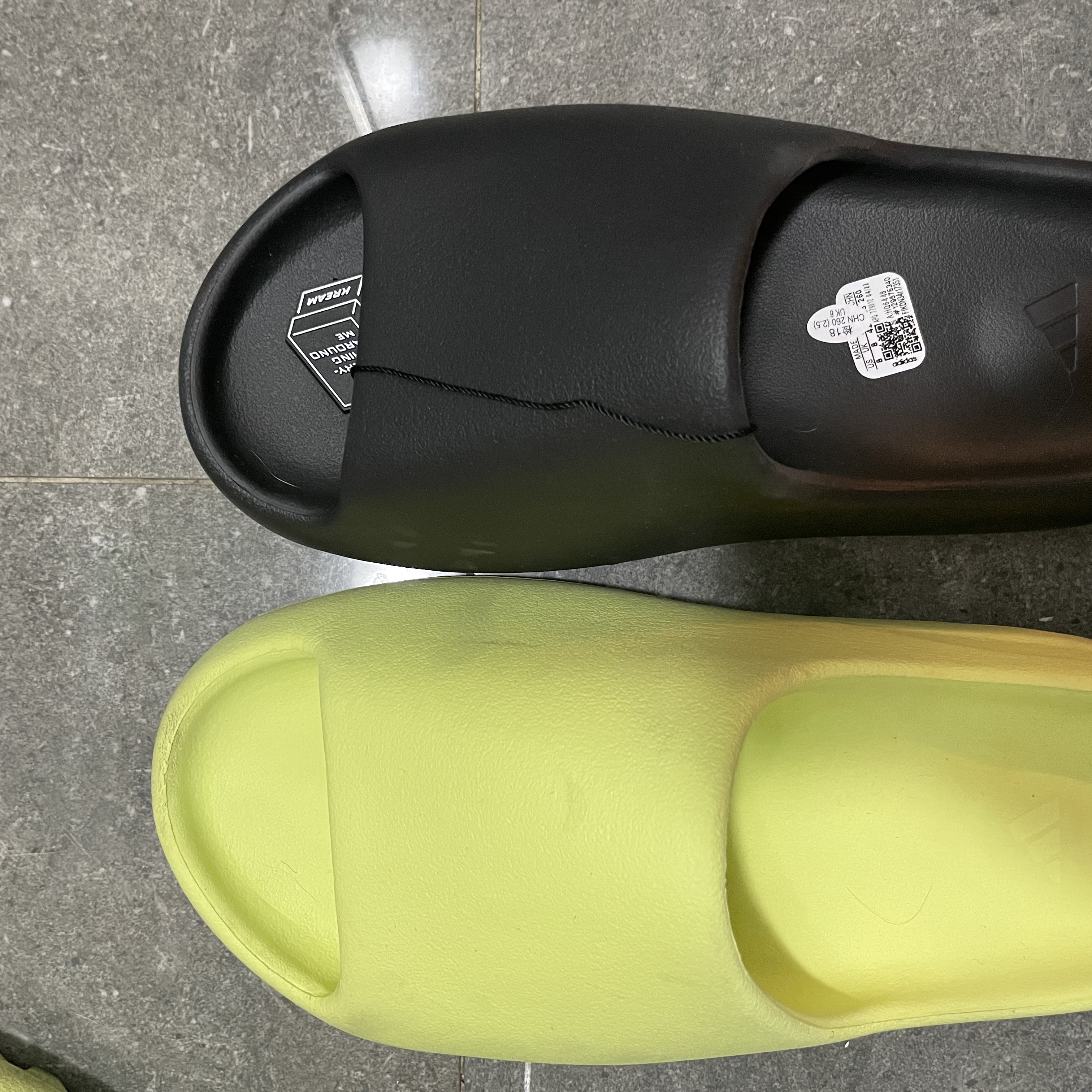 Adidas Yeezy Slide Onyx, Adidas Yeezy Slide Glow Green 2022/2023 착용 스타일 - 1
