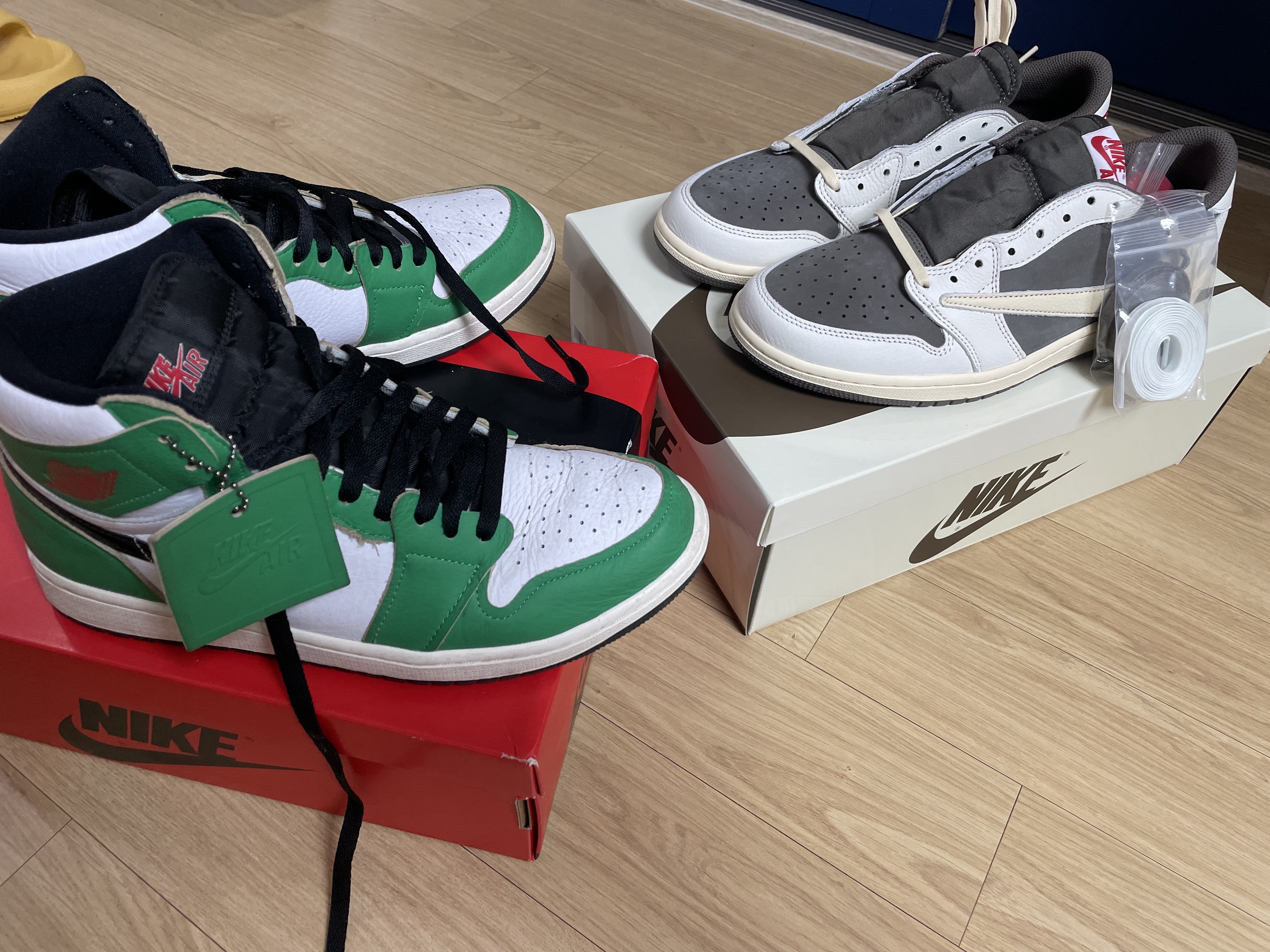 Jordan 1 x Travis Scott Retro Low OG SP Sail and Ridgerock, (W) Jordan 1 Retro High OG Lucky Green 착용 스타일