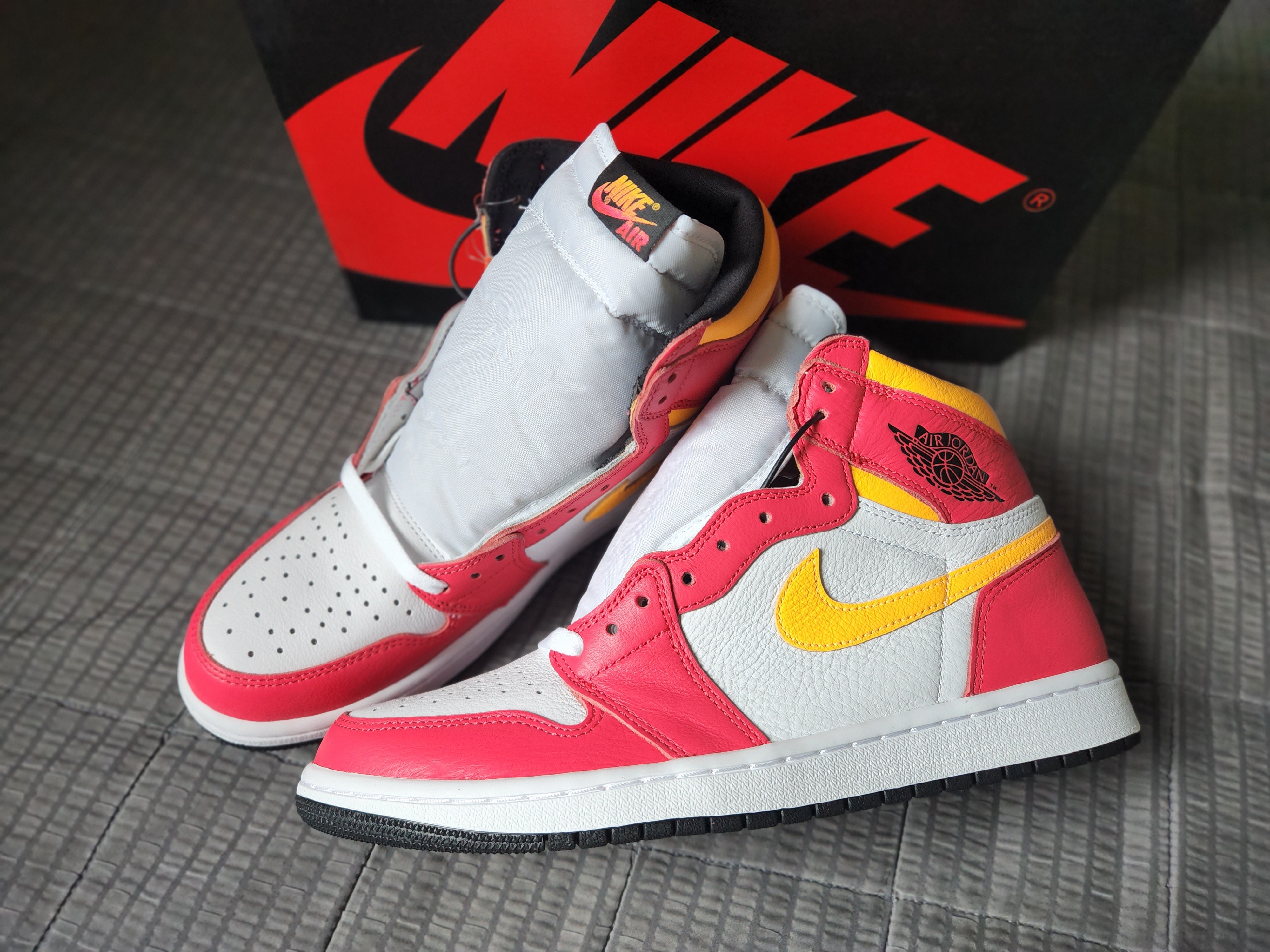 Jordan 1 Retro High OG Light Fusion Red 착용 스타일 - 5