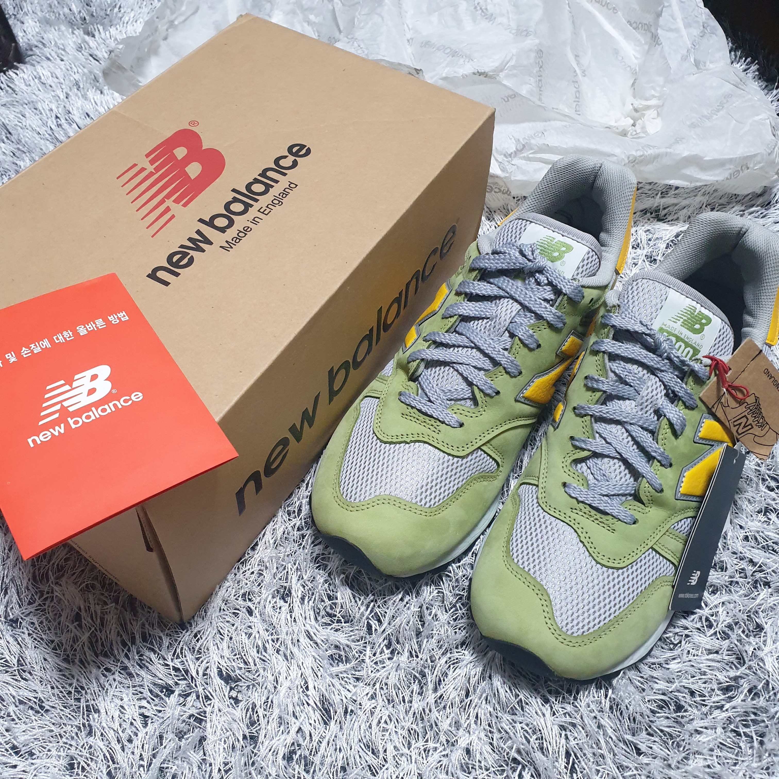 New Balance 1300 Made in UK Green Yellow 착용 스타일 - 2