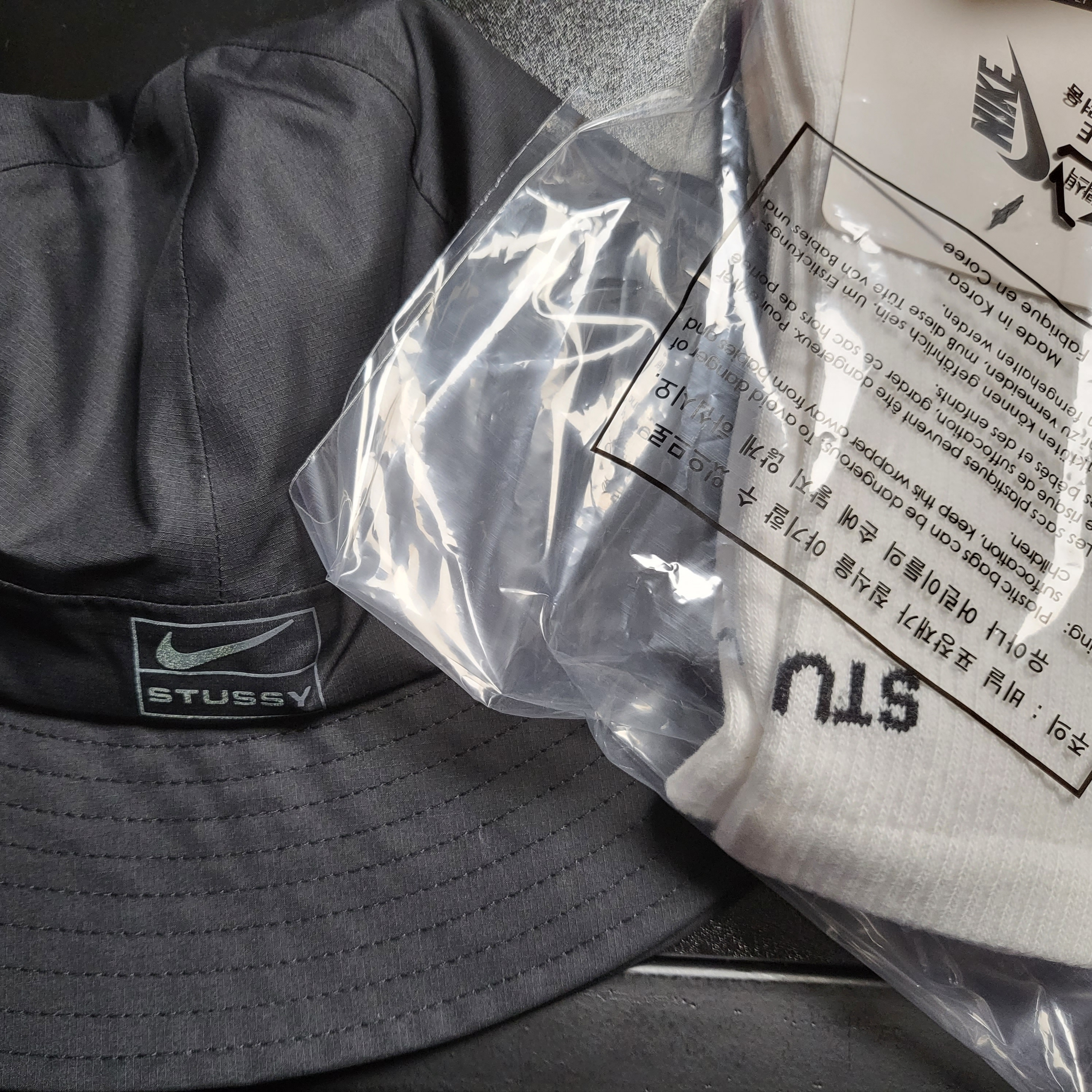 Nike x Stussy NRG FL Storm-Fit Bucket Hat Black, Nike x Stussy NRG Crew Socks White Black 착용 스타일