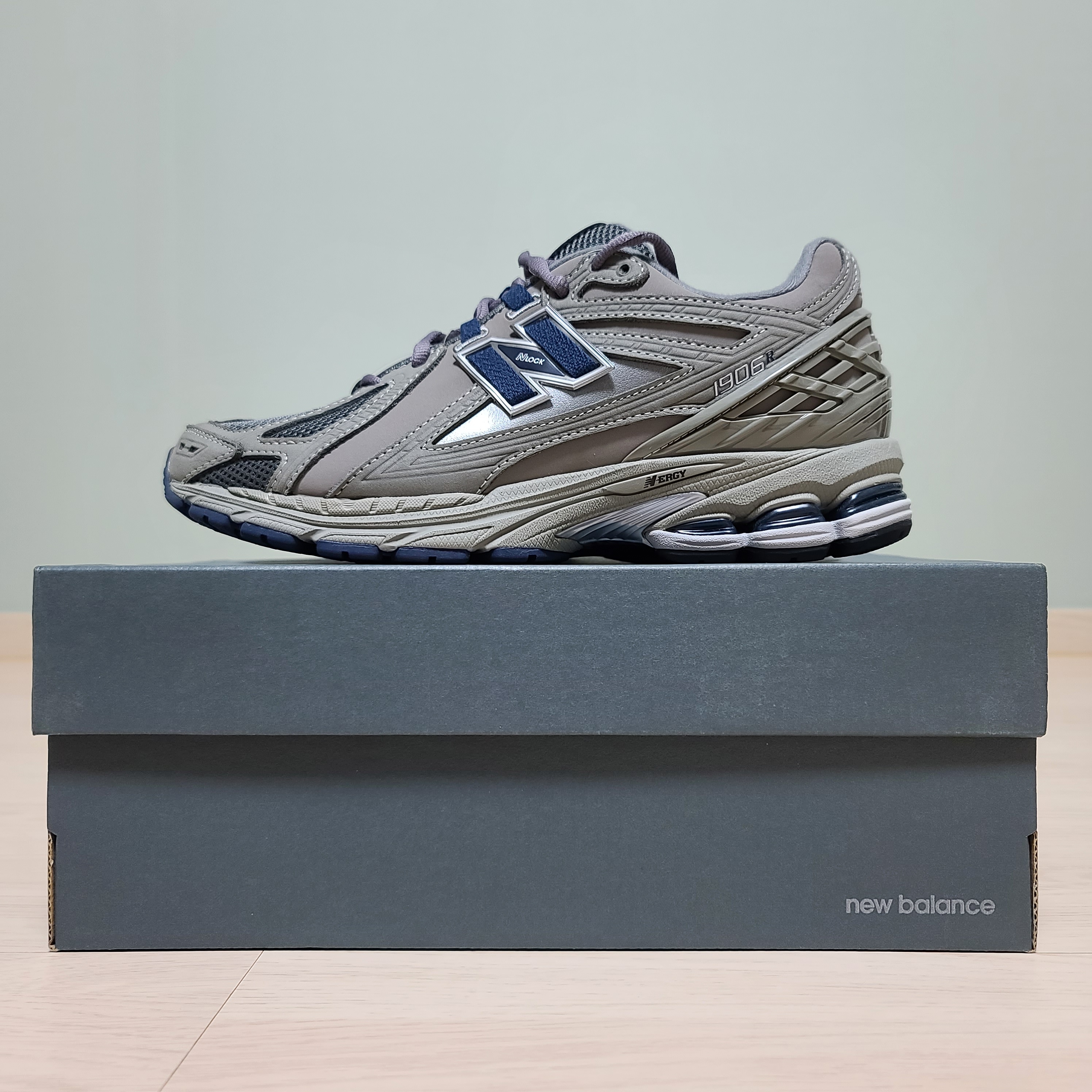 New Balance 1906R Charcoal Grey 착용 스타일 - 1