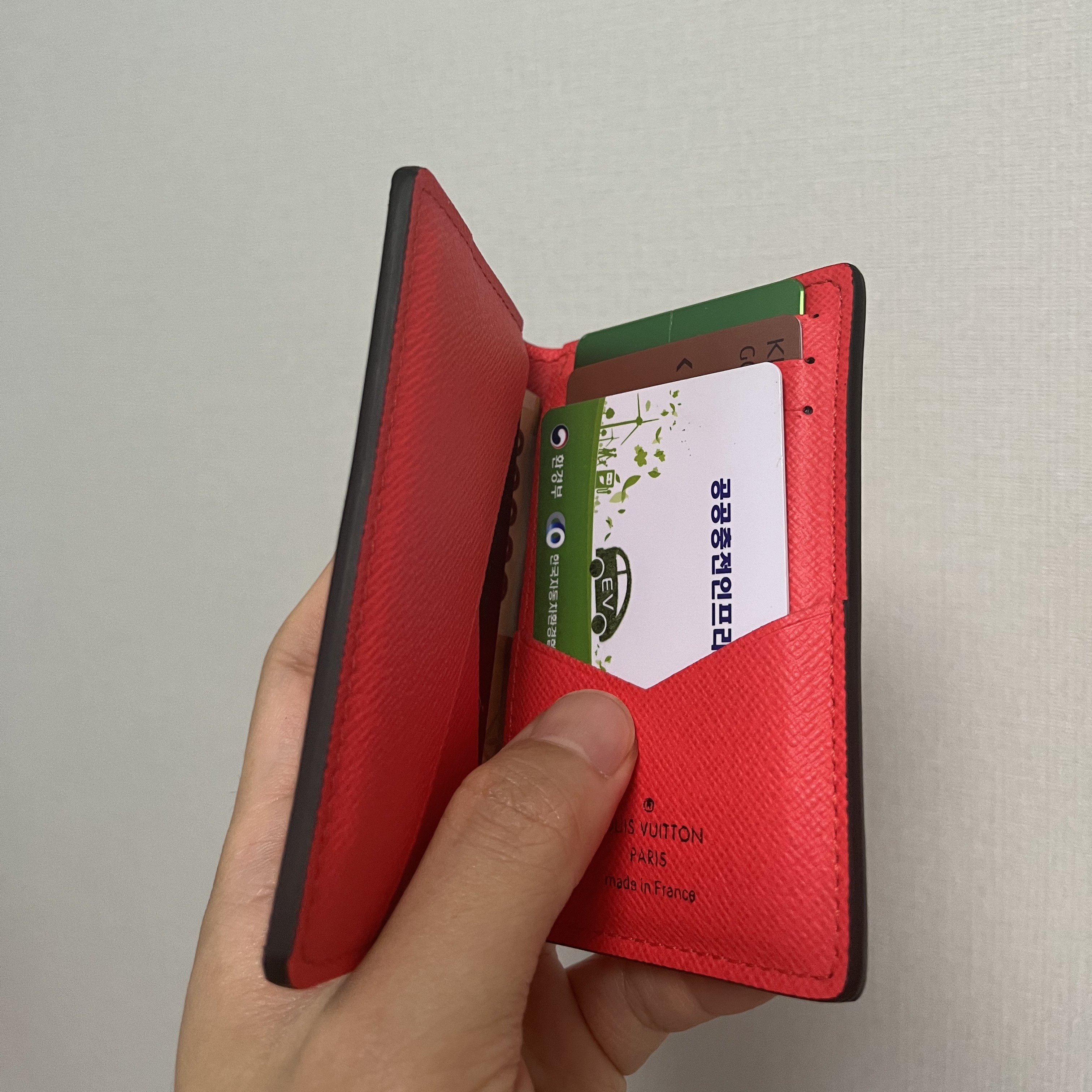 Louis Vuitton Pocket Organizer Fiery Red 착용 스타일 - 2