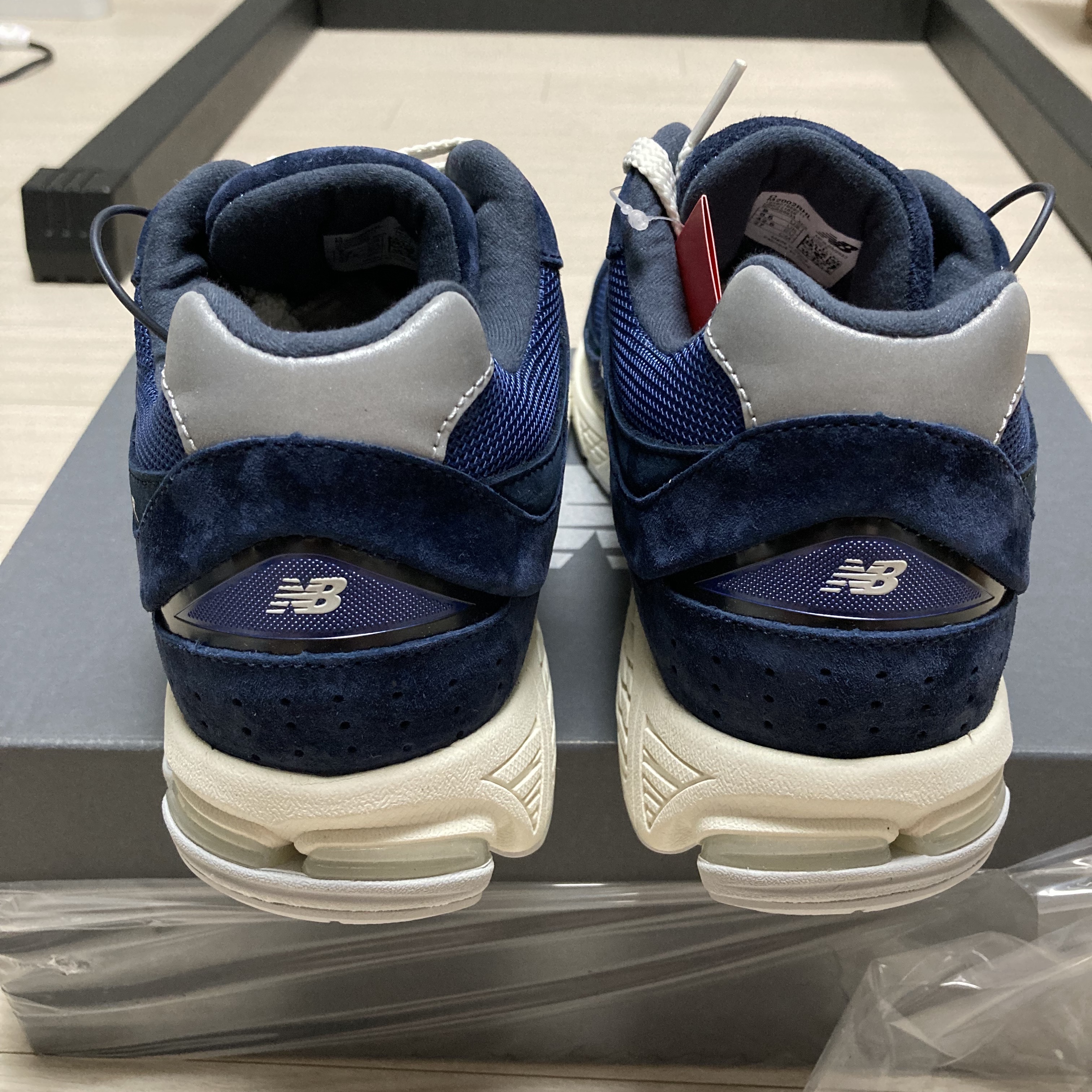 New Balance 2002R Special Vintage Navy 착용 스타일 - 3