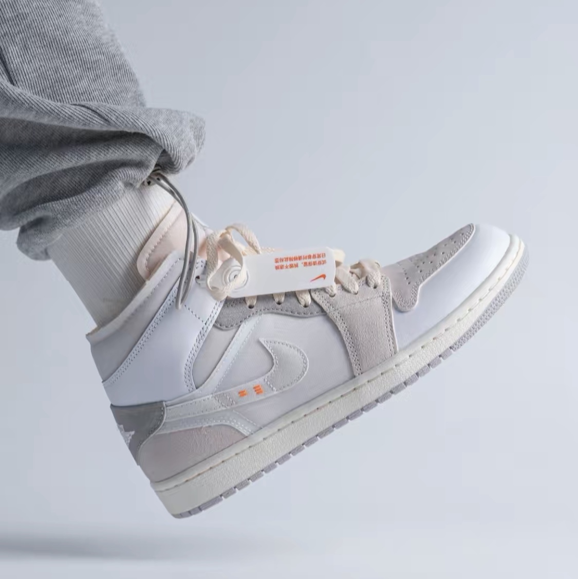 Jordan 1 Mid SE Craft White and Phantom 착용 스타일