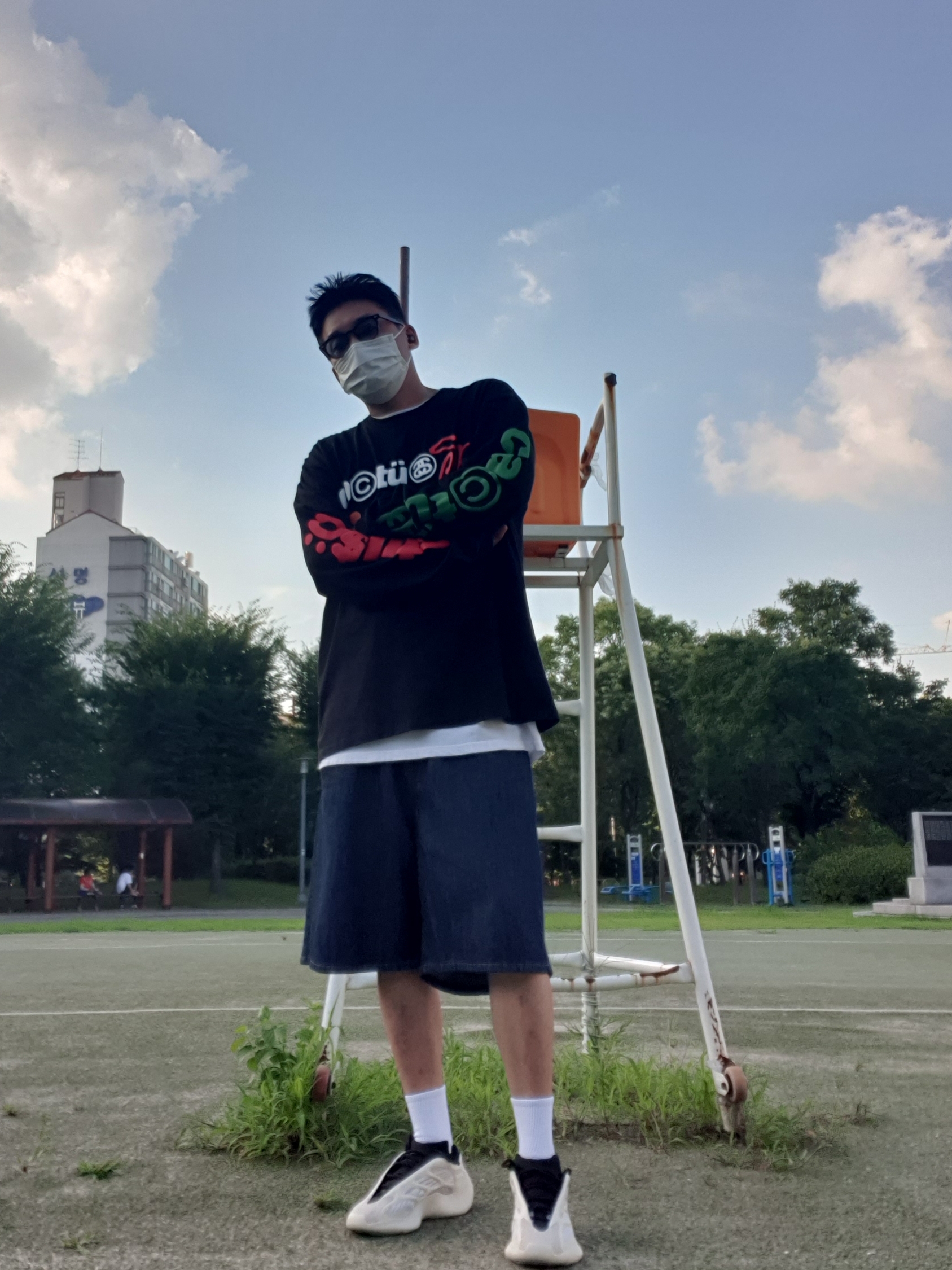 Adidas Yeezy 700 V3 Azael 2022/2023, Stussy x Cactus Plant Flea Market Sport LS T-Shirt Black 착용 스타일 - 2