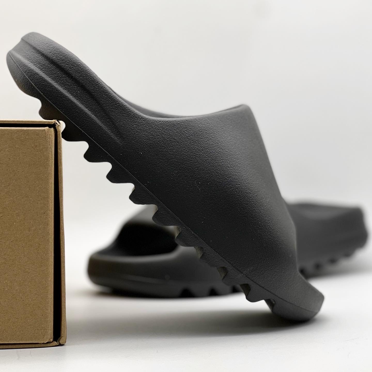 Adidas Yeezy Slide Onyx 착용 스타일 - 4