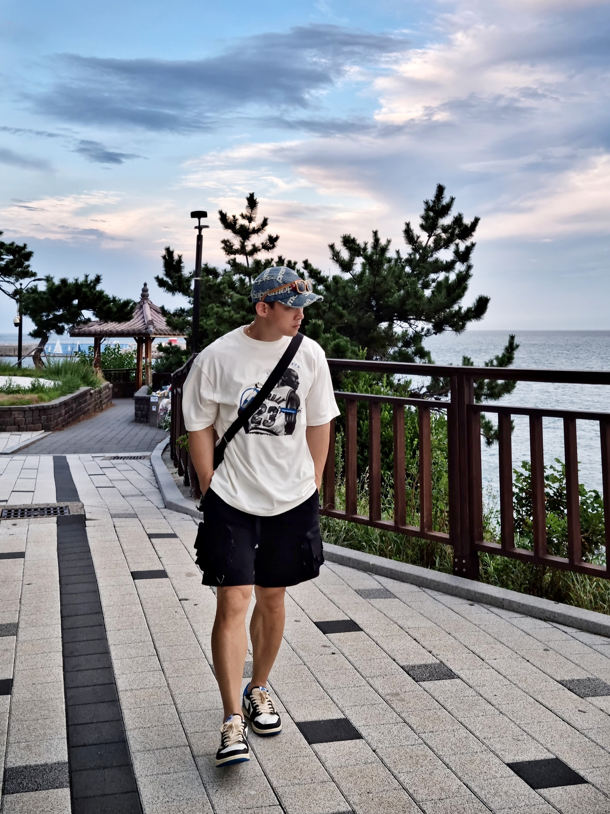 Supreme Frayed Logos Denim Camp Cap Blue - 21SS, Jordan x Travis Scott x Fragment T-Shirt Sail (DJ0619-133) 착용 스타일 - 4