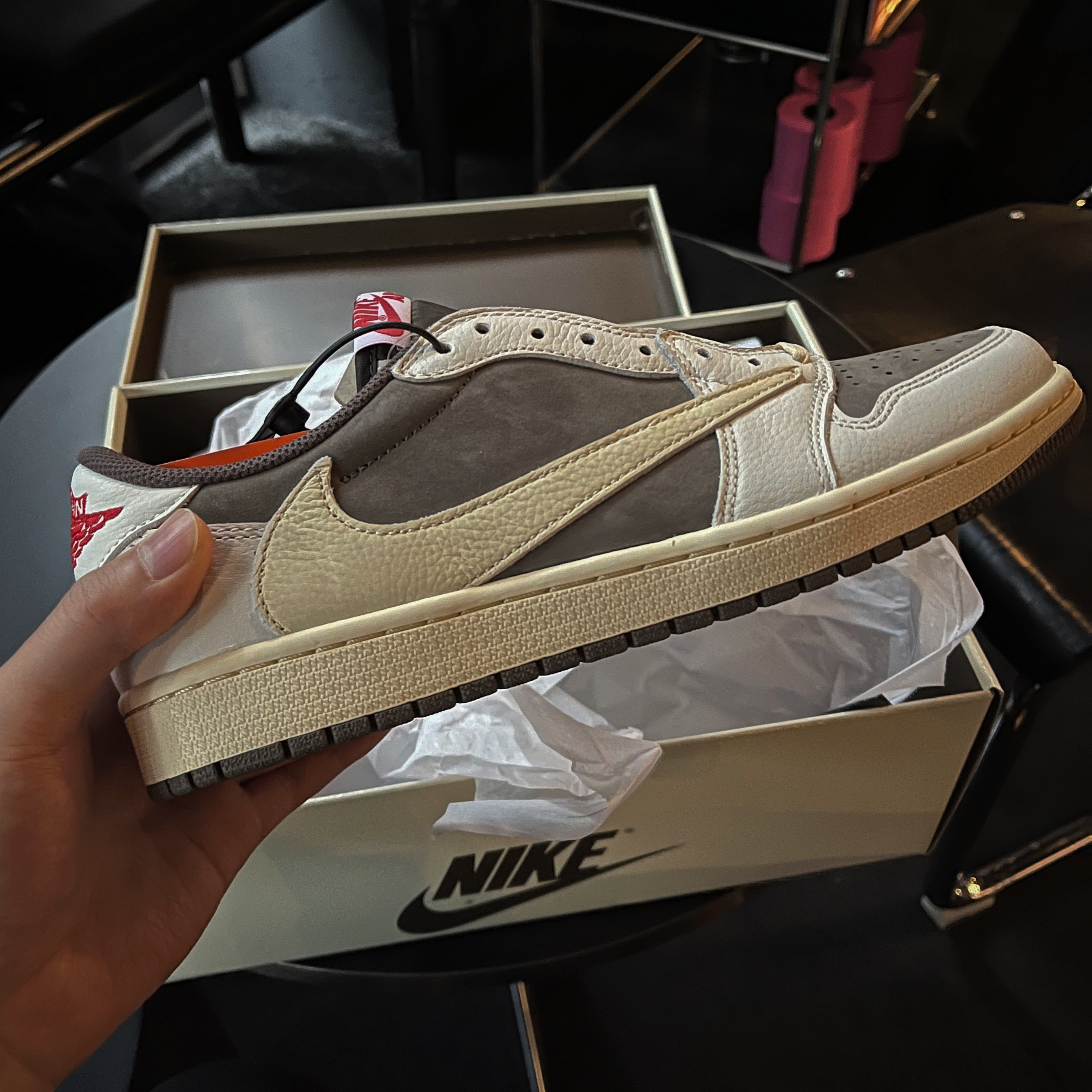 Jordan 1 x Travis Scott Retro Low OG SP Sail and Ridgerock 착용 스타일