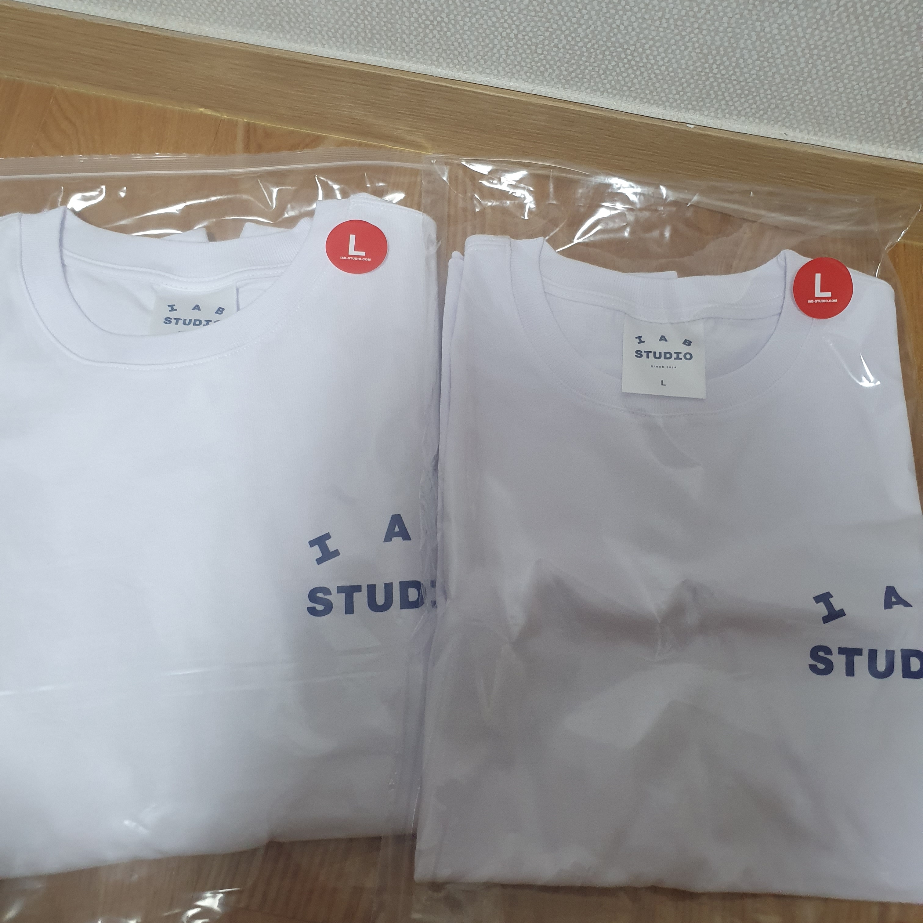 IAB Studio T-Shirt White Navy - 22FW 착용 스타일
