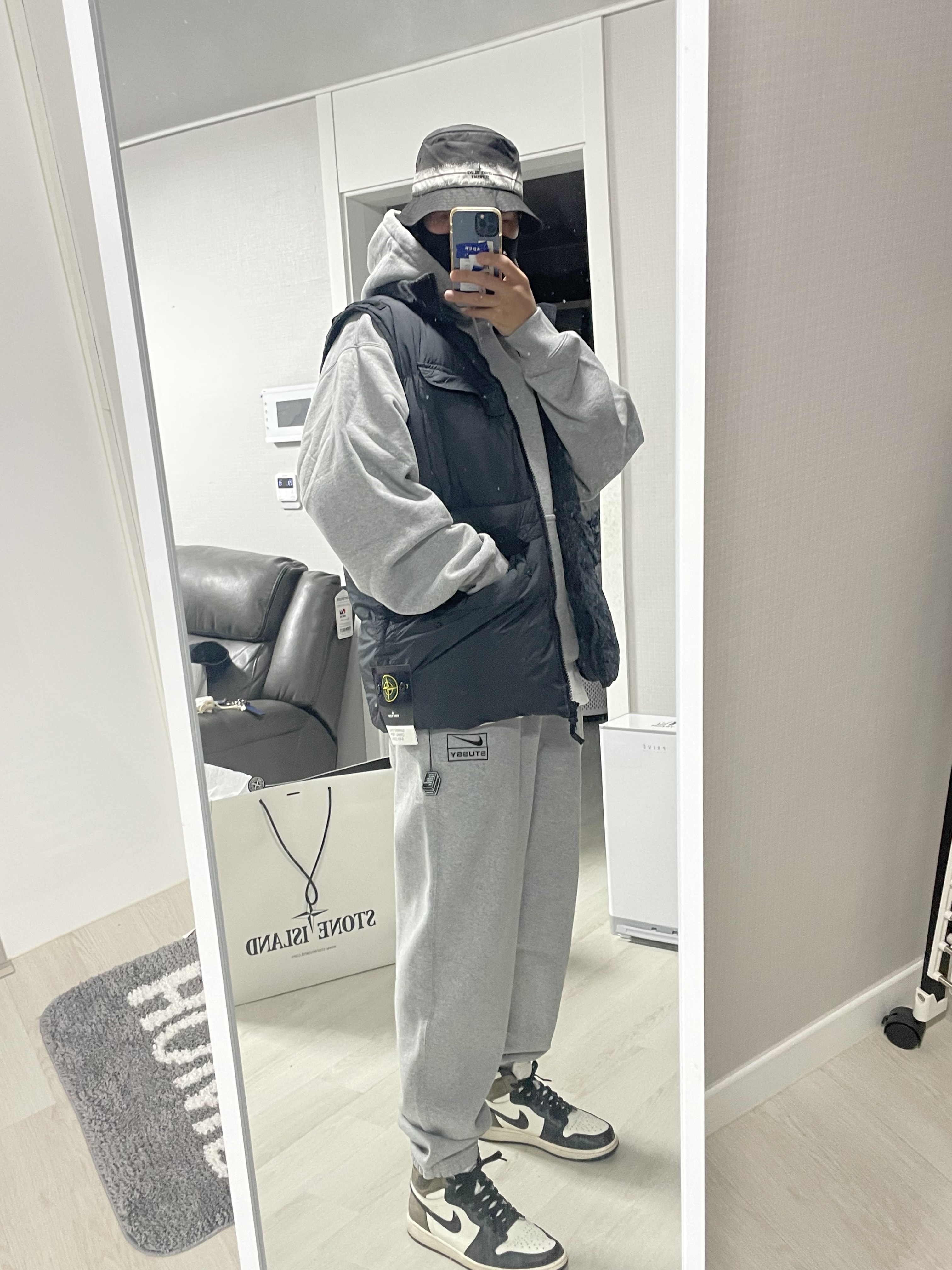 Stone Island G0123 Garment Dyed Crinkle Reps Nylon Down Vest Black - 22FW, Nike x Sacai VaporWaffle Black White 착용 스타일 - 3