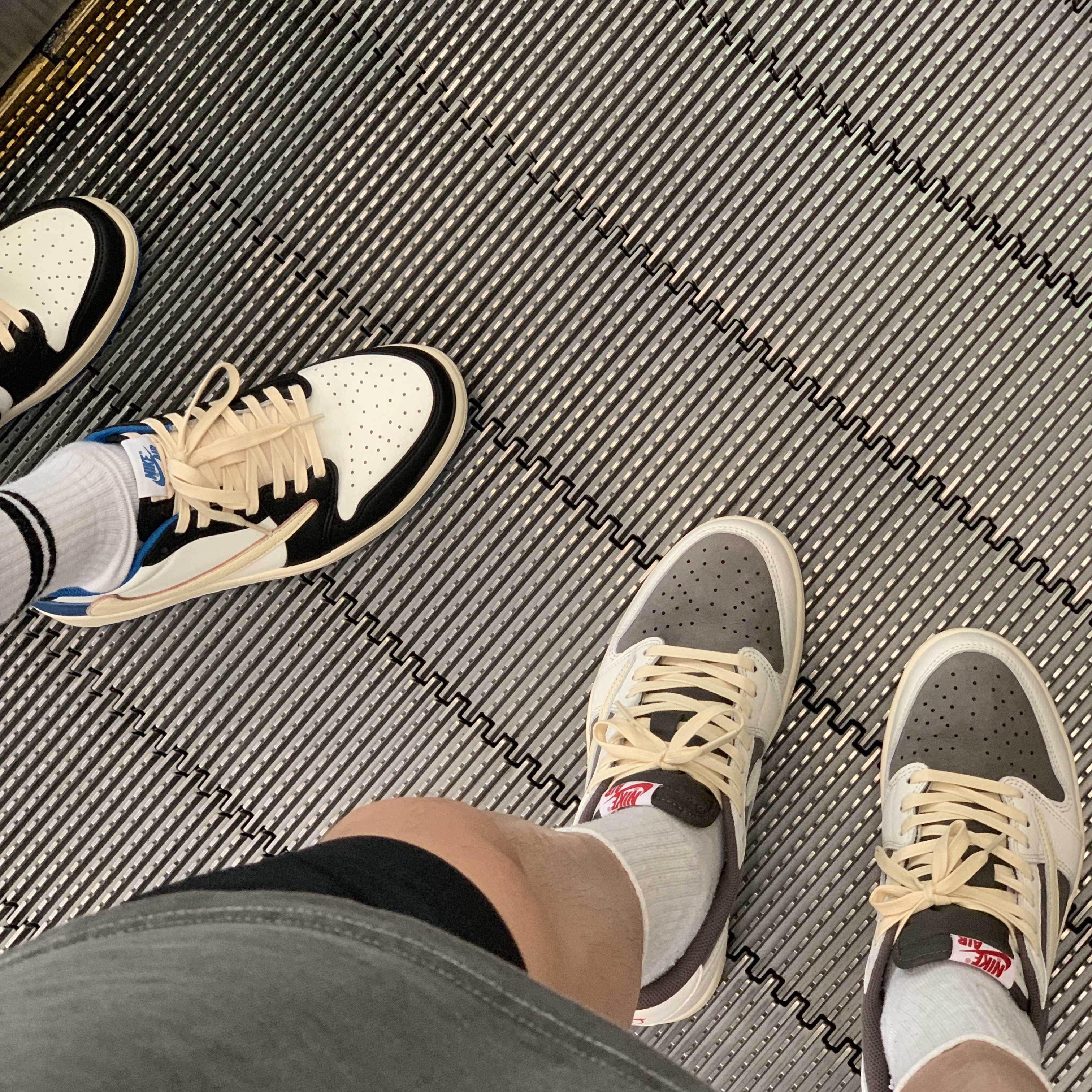 Jordan 1 x Travis Scott Retro Low OG SP Sail and Ridgerock, Jordan 1 x Travis Scott x Fragment Retro Low OG SP Military Blue 착용 스타일